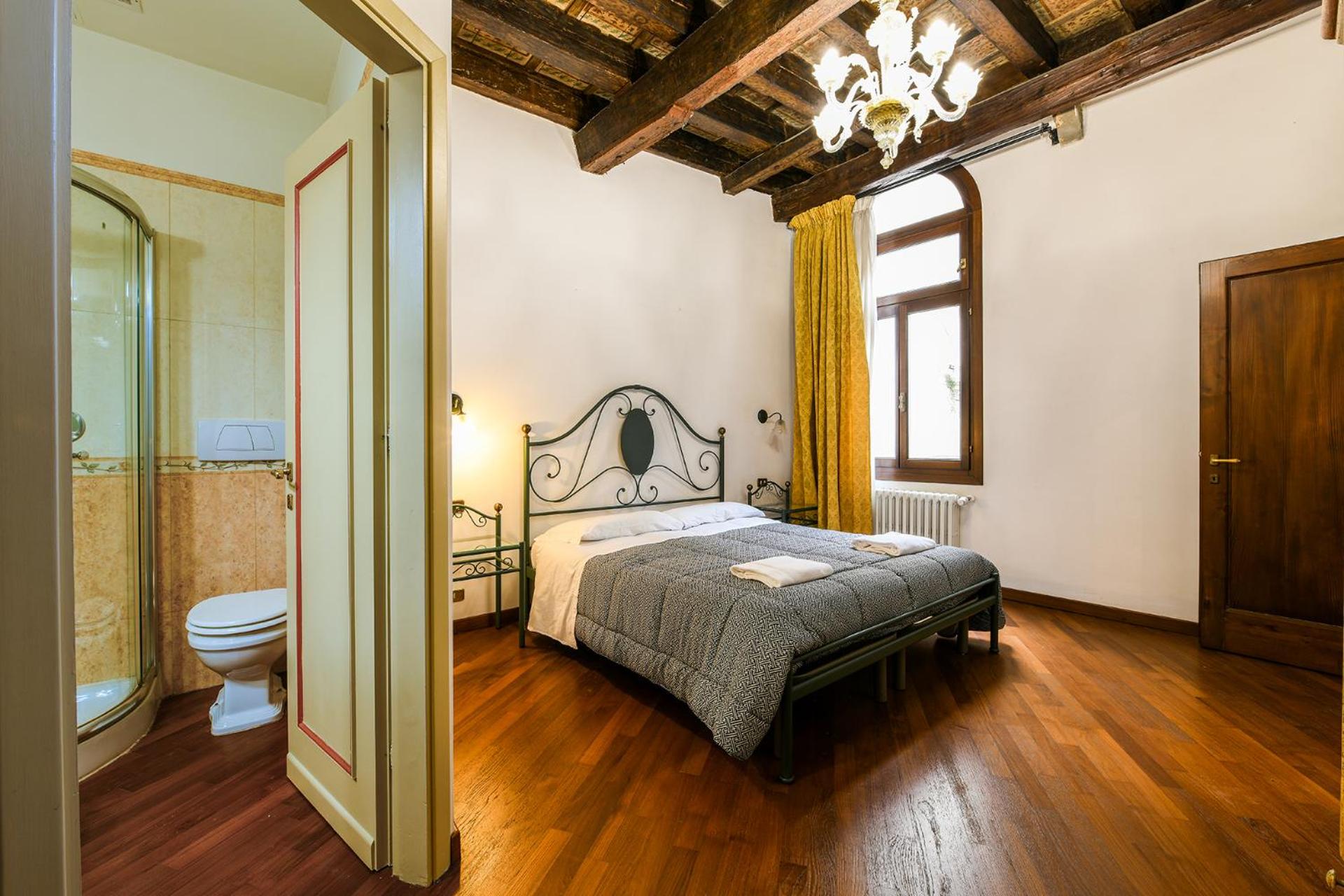 Double Room with Private Bathroom photo 1