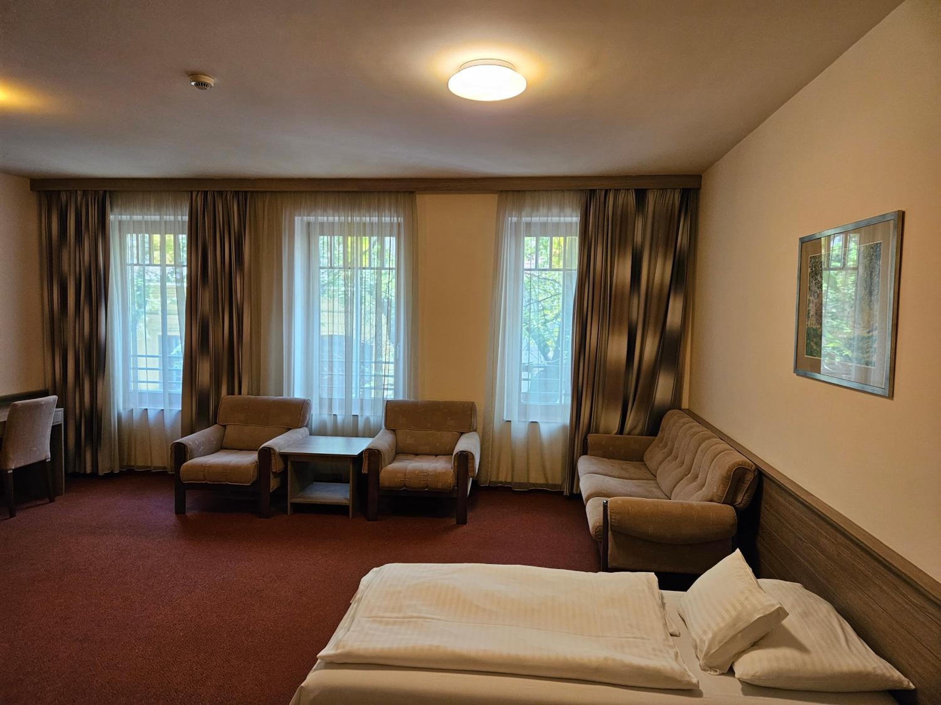 One-Bedroom Suite - Photo 2