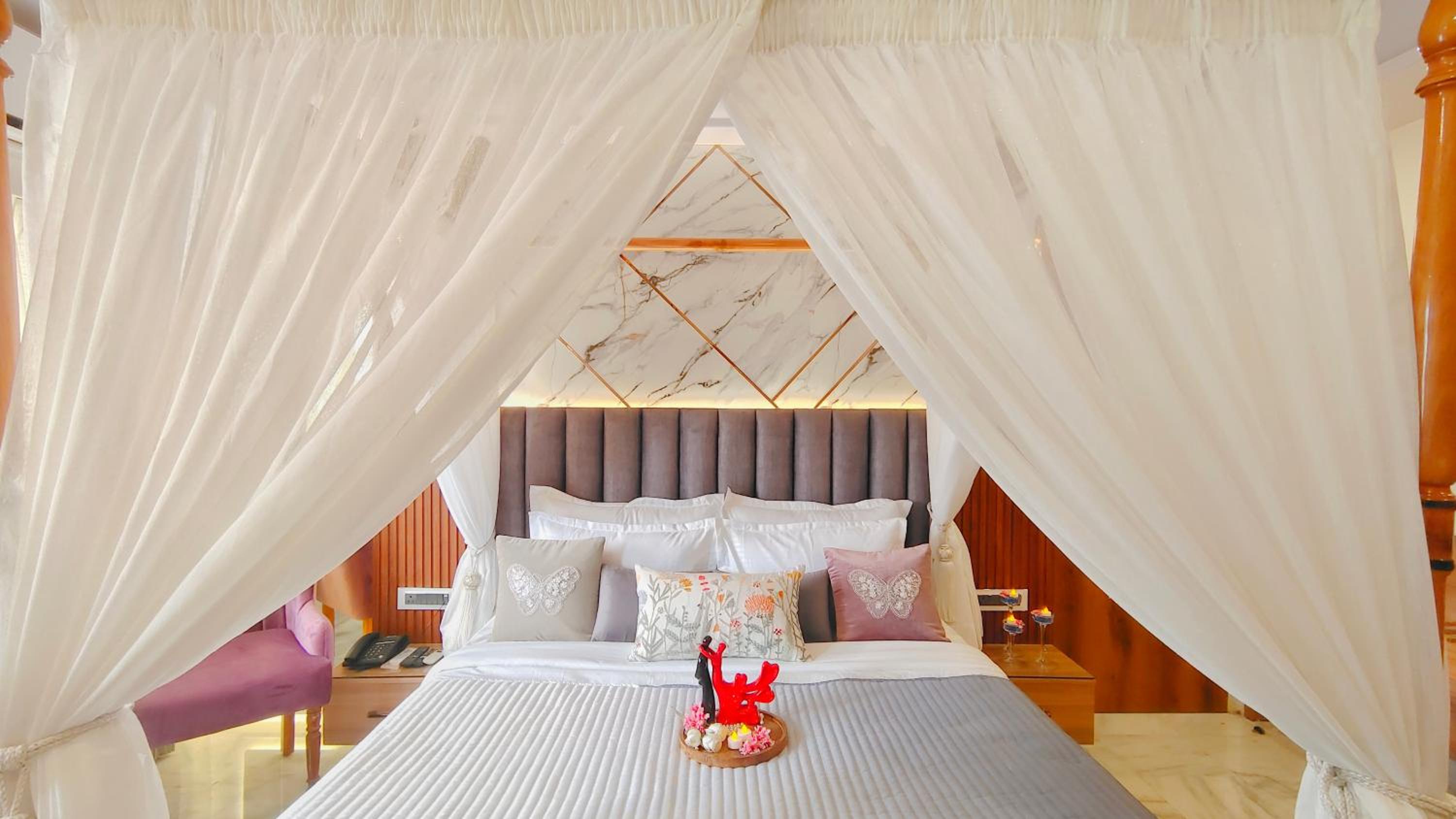 Luxurious Bathtub Room with Canopy: Enjoy 10% off on - F&B, Spa, car Hire, Complimentary Welcome Drink & Hi-Tea, Candlelight Dinner & Room Decoration Available  - Photo 19