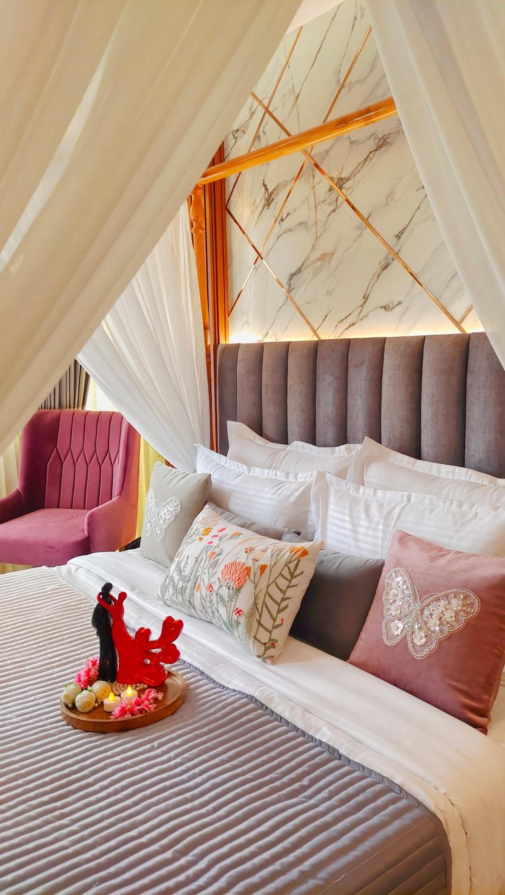 Luxurious Bathtub Room with Canopy: Enjoy 10% off on - F&B, Spa, car Hire, Complimentary Welcome Drink & Hi-Tea, Candlelight Dinner & Room Decoration Available  - Photo 12