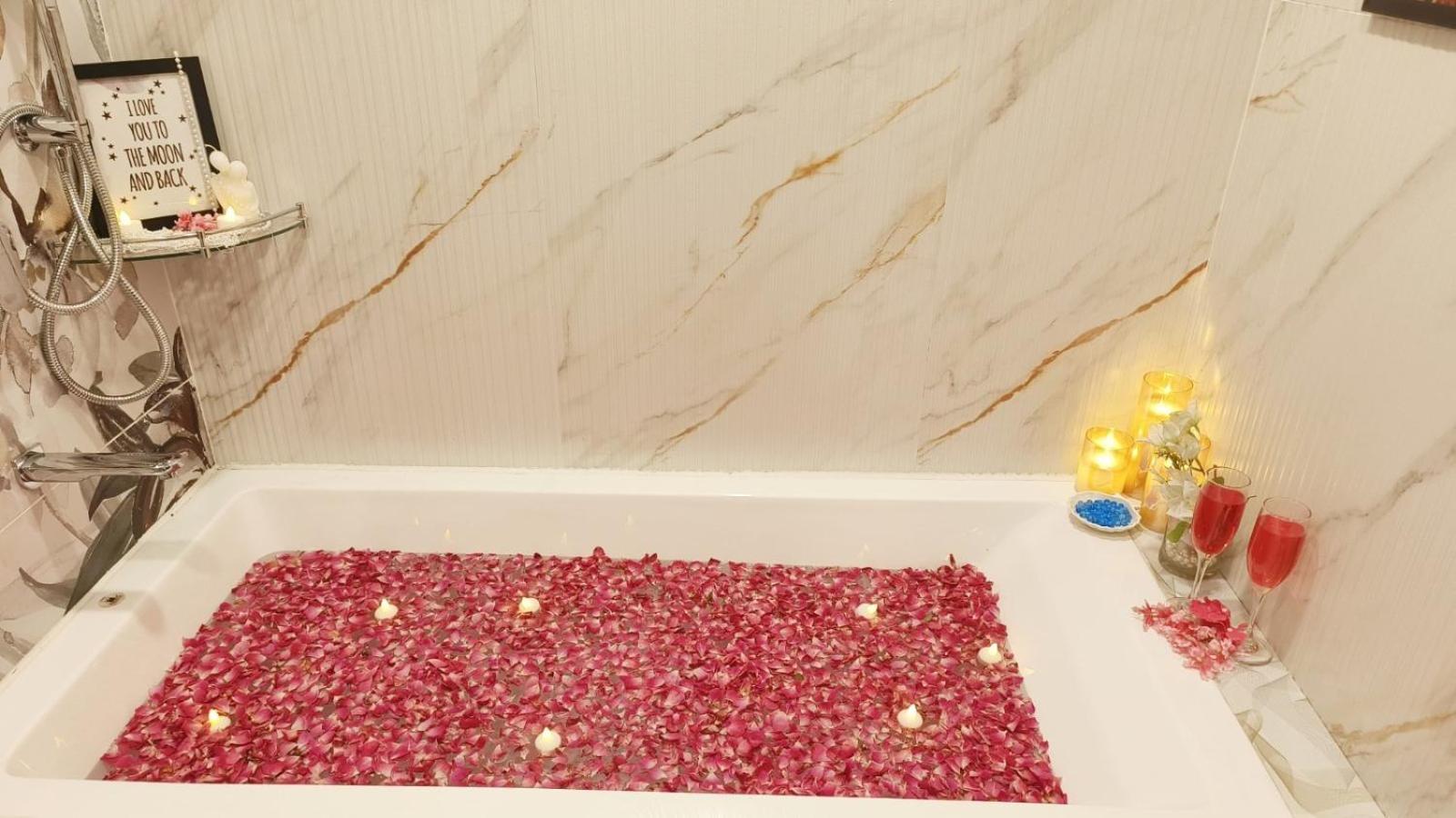 Luxurious Bathtub Room with Canopy: Enjoy 10% off on - F&B, Spa, car Hire, Complimentary Welcome Drink & Hi-Tea, Candlelight Dinner & Room Decoration Available  - Photo 16