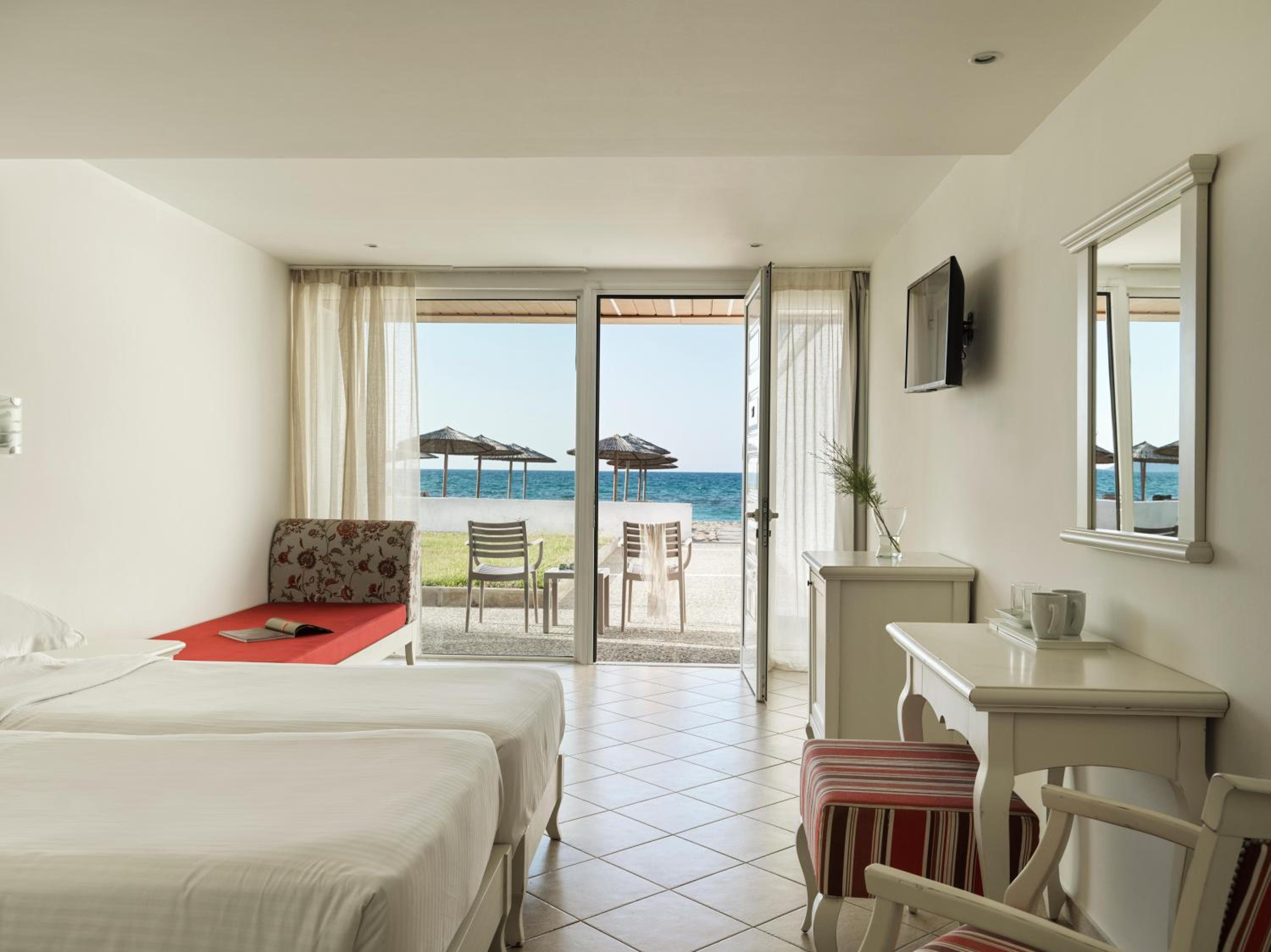 Double Room Waterfront View thumbnail 6