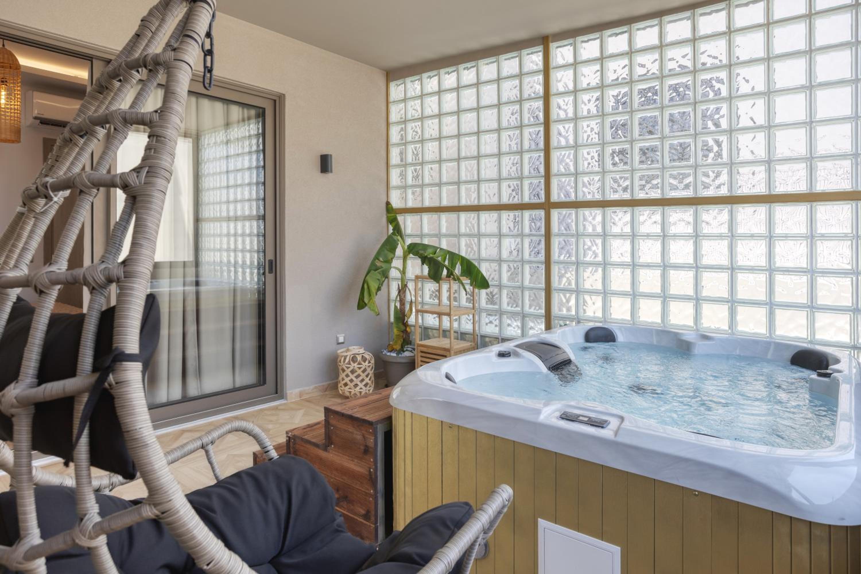 Rouge Suite with Jacuzzi photo 2