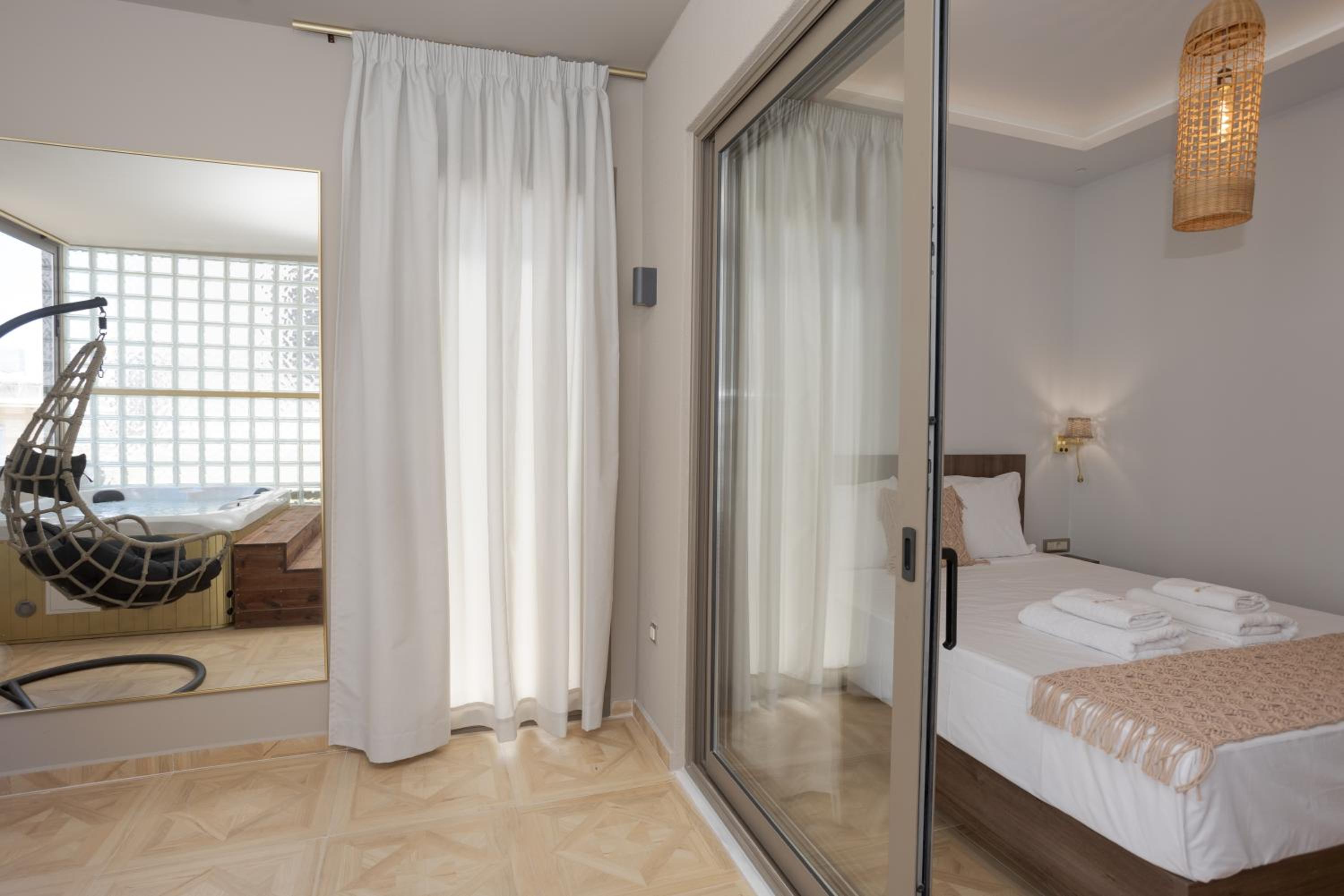 Rouge Suite with Jacuzzi photo 1
