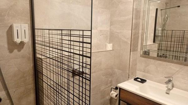 Deluxe Room - Photo 4