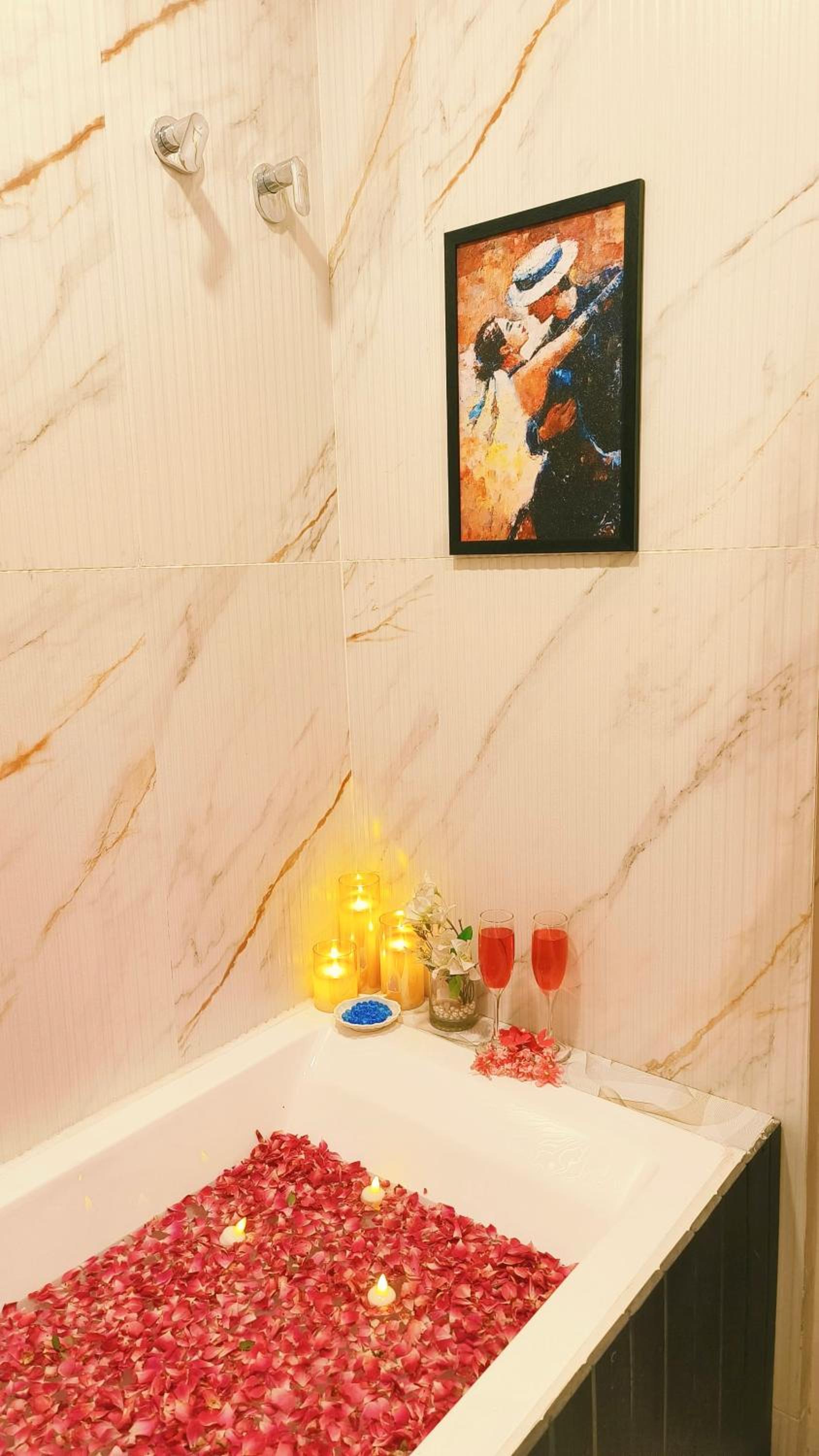 Luxurious Bathtub Room with Canopy: Enjoy 10% off on - F&B, Spa, car Hire, Complimentary Welcome Drink & Hi-Tea, Candlelight Dinner & Room Decoration Available  - Photo 6