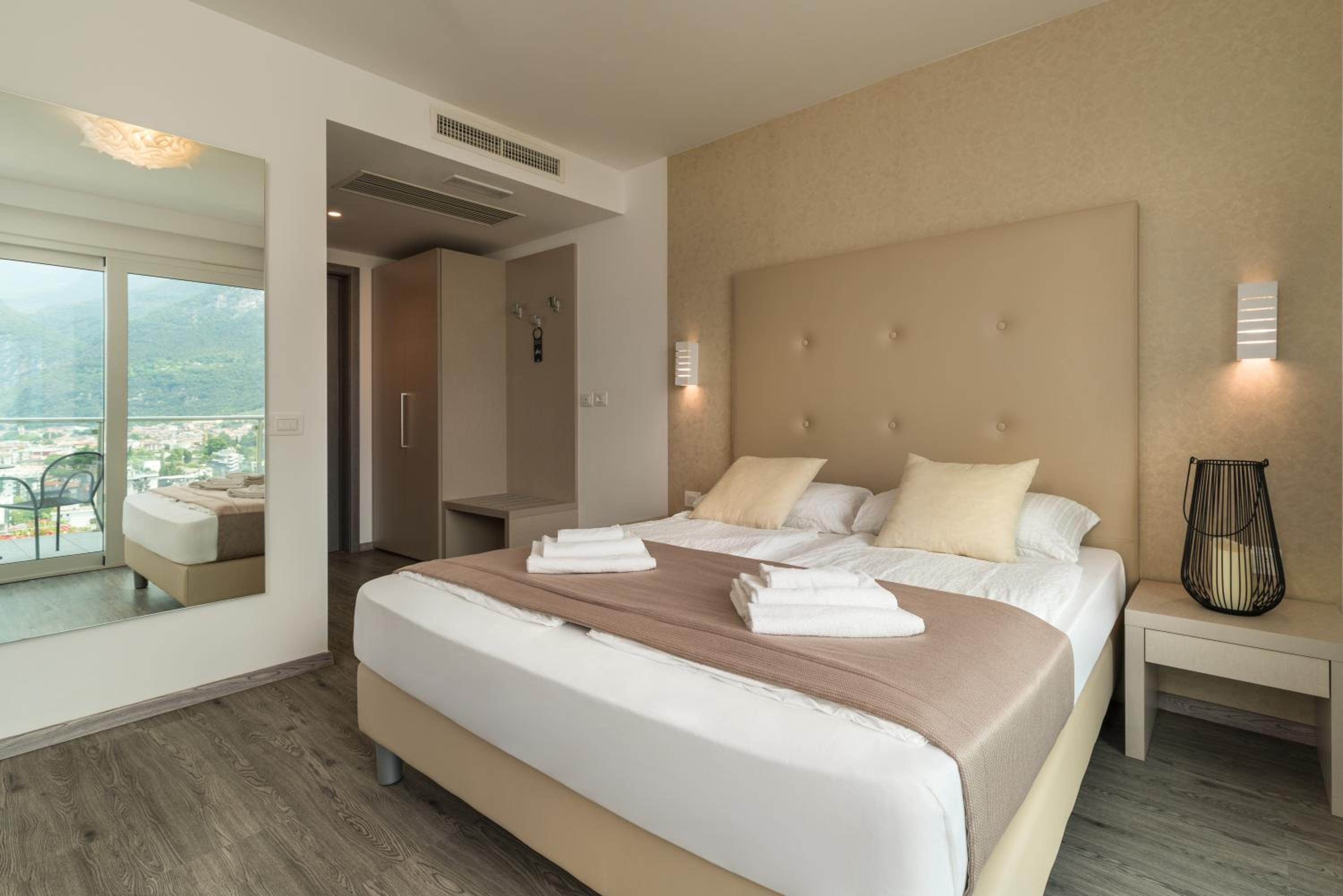 Deluxe King Room With Lake View photo 3