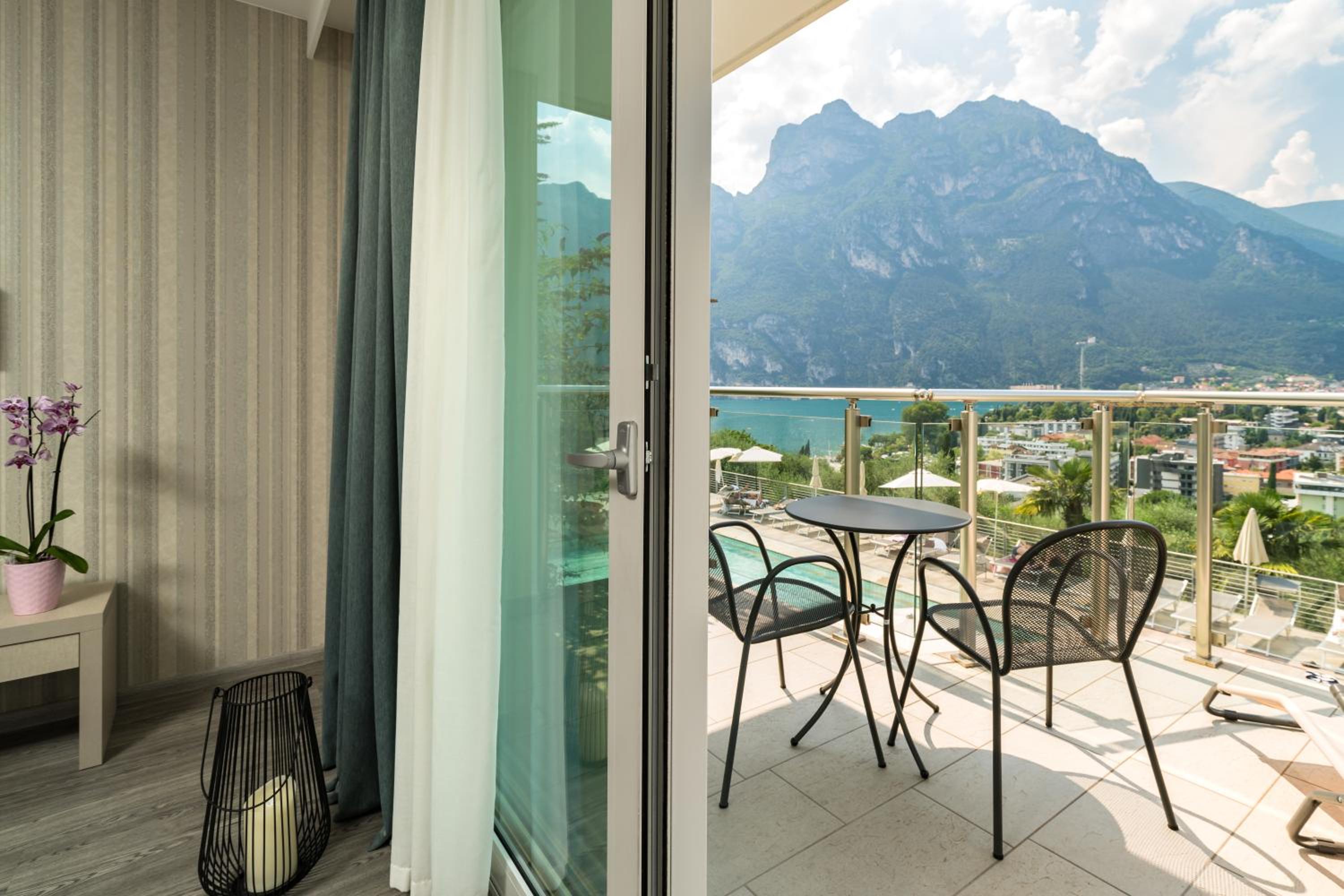 Deluxe King Room With Lake View photo 2