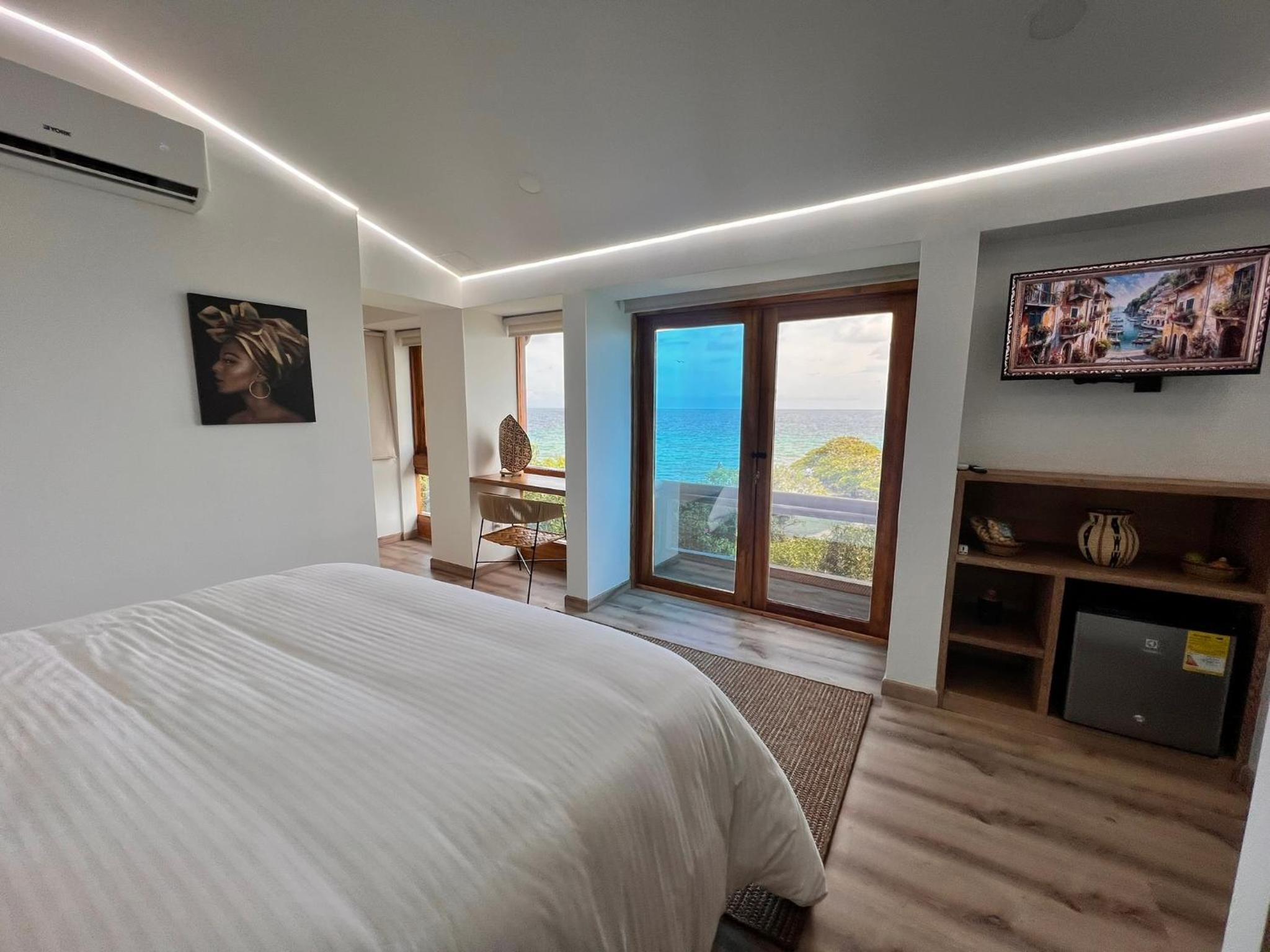 Deluxe Double Room with Balcony and Sea View photo 1