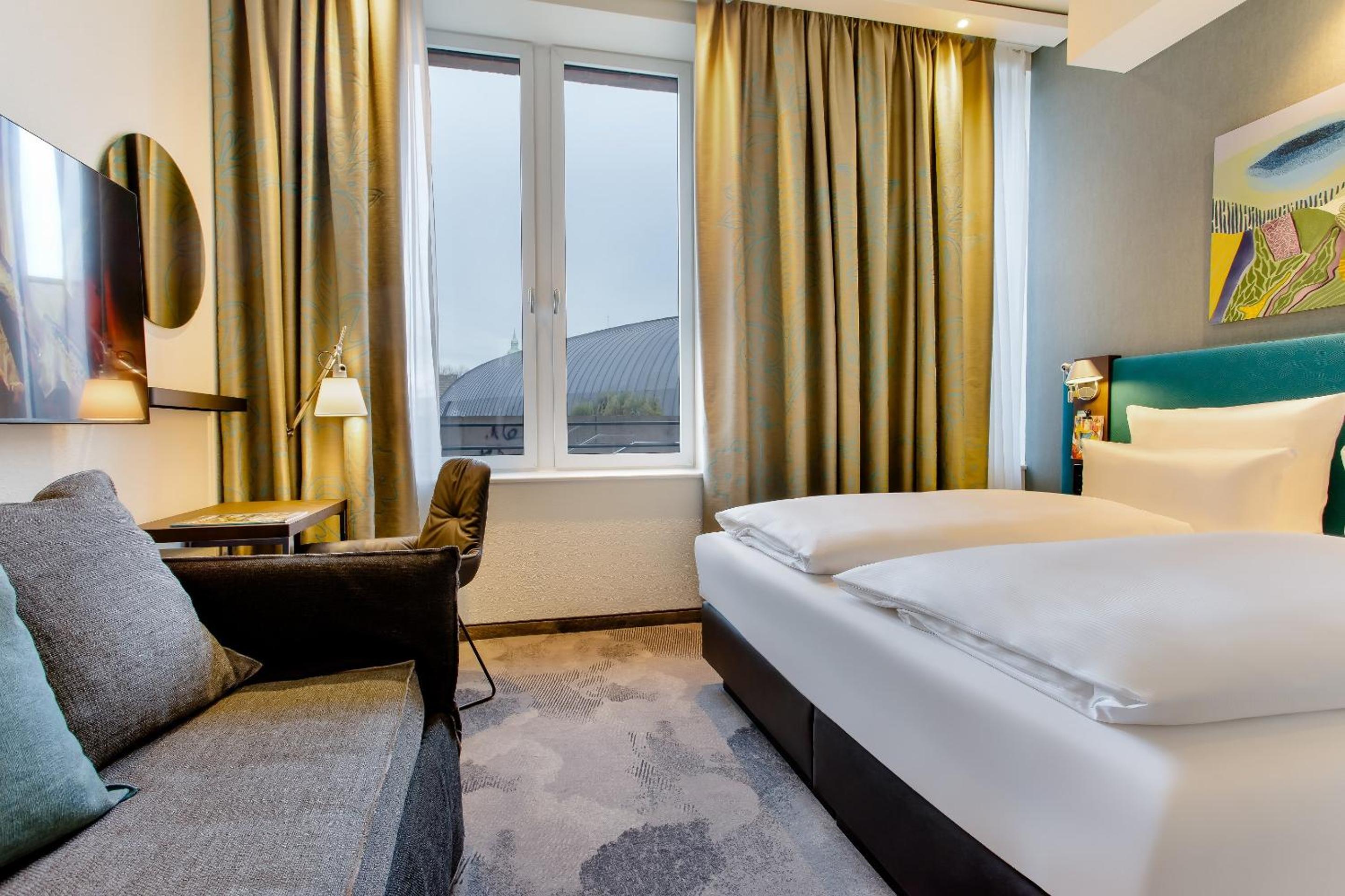 Comfort Room with Queen Size Bed photo 3