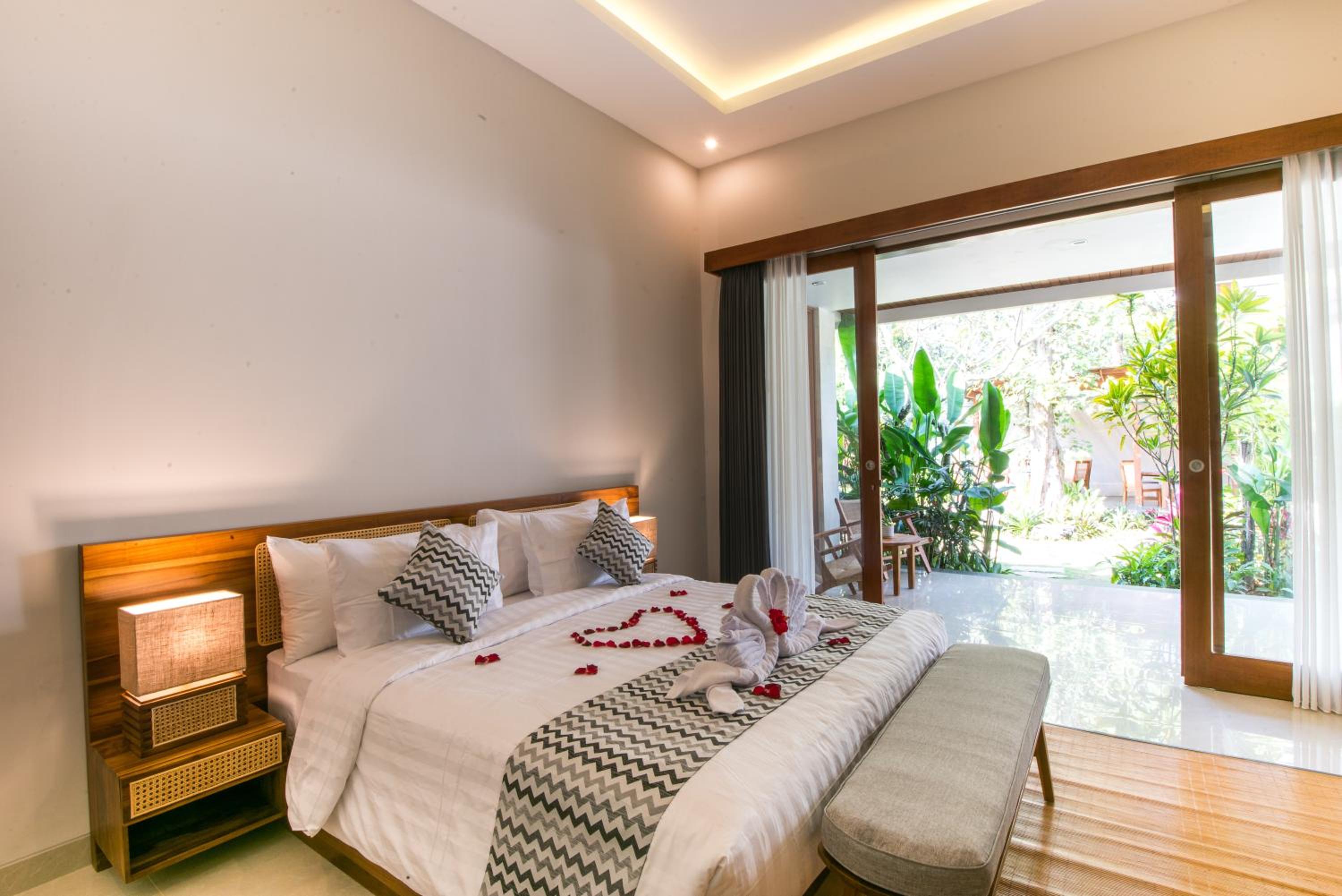 Premier Room with Bathtub and Pool View
