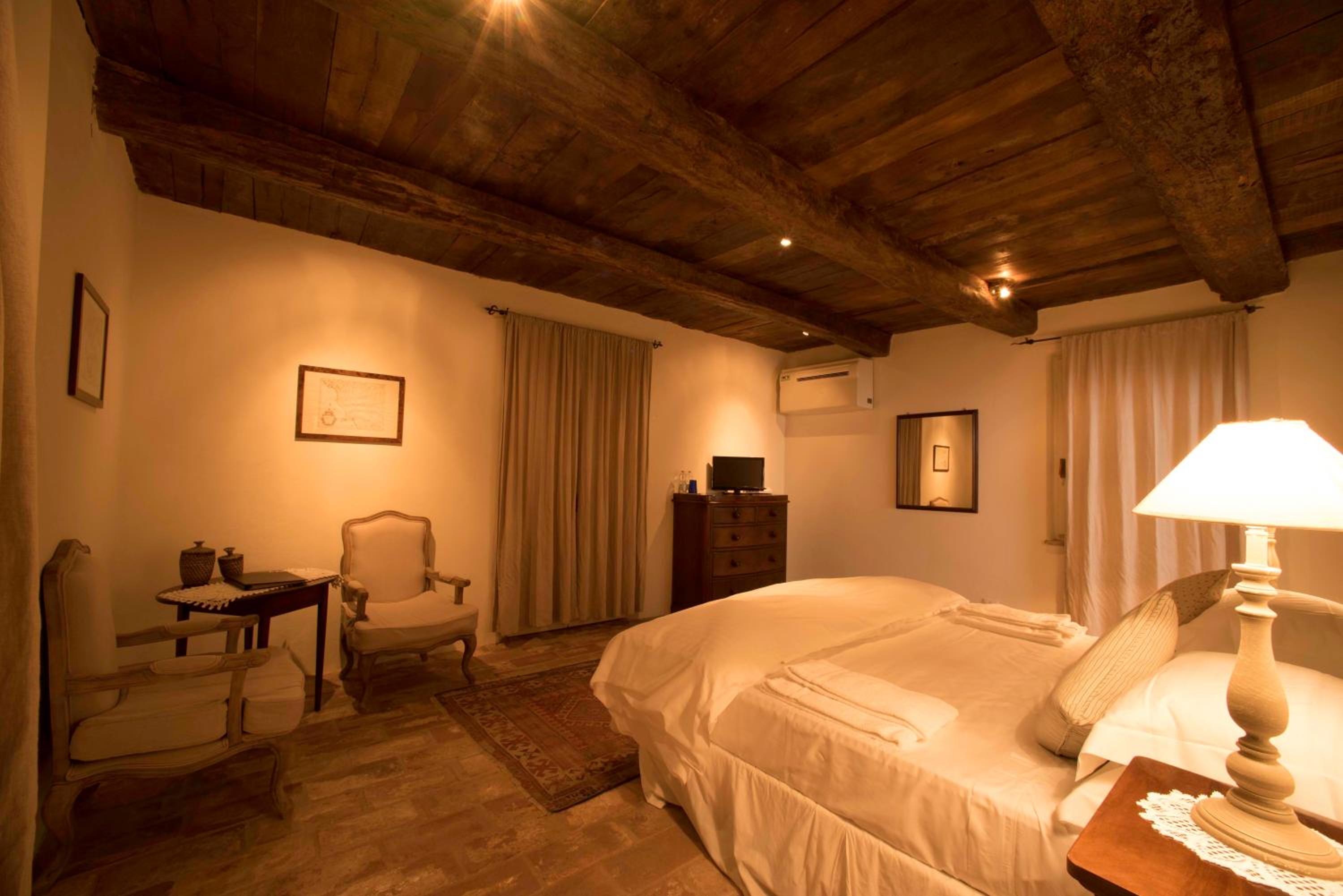 Deluxe Double Room - Photo 11