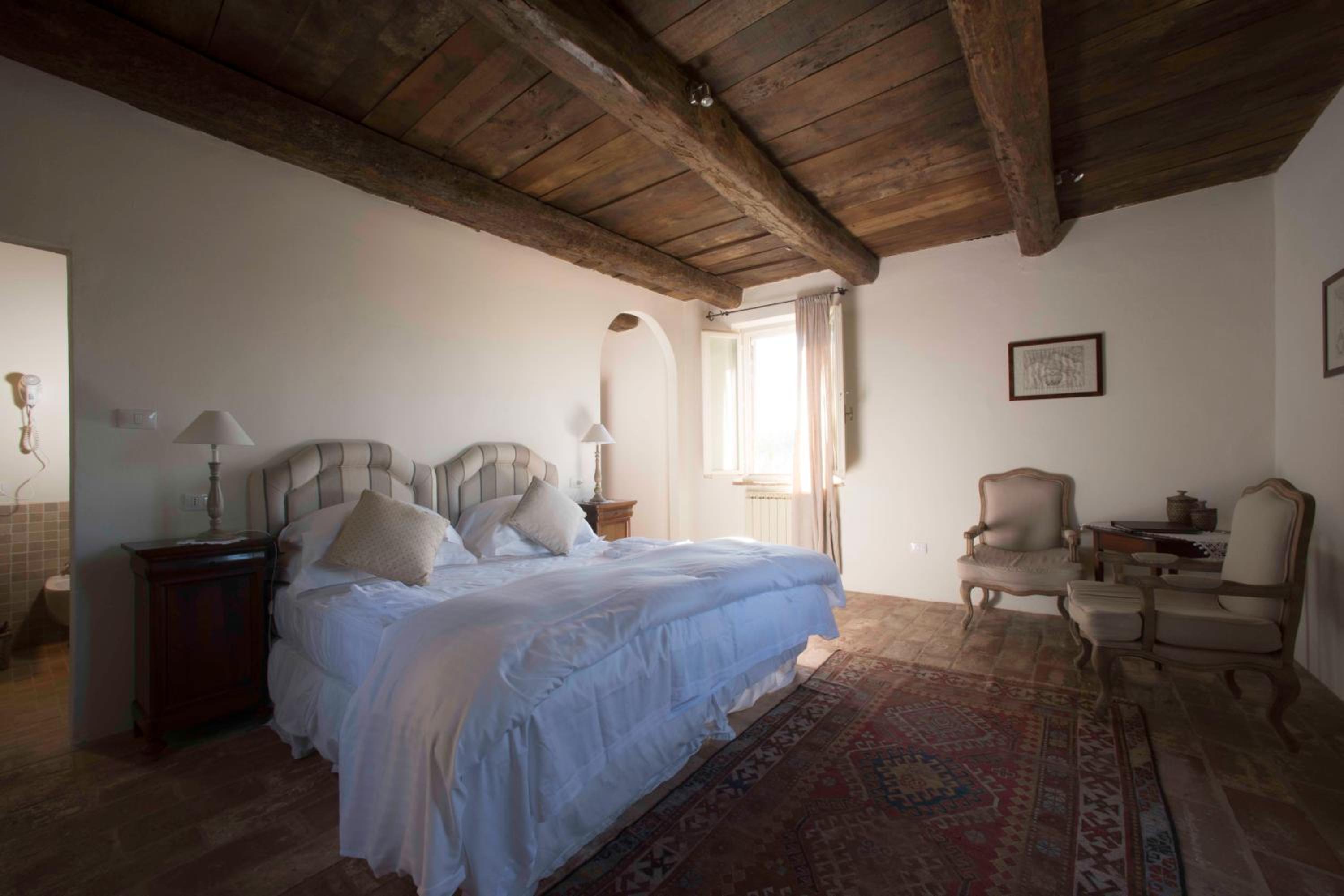 Deluxe Double Room - Photo 9