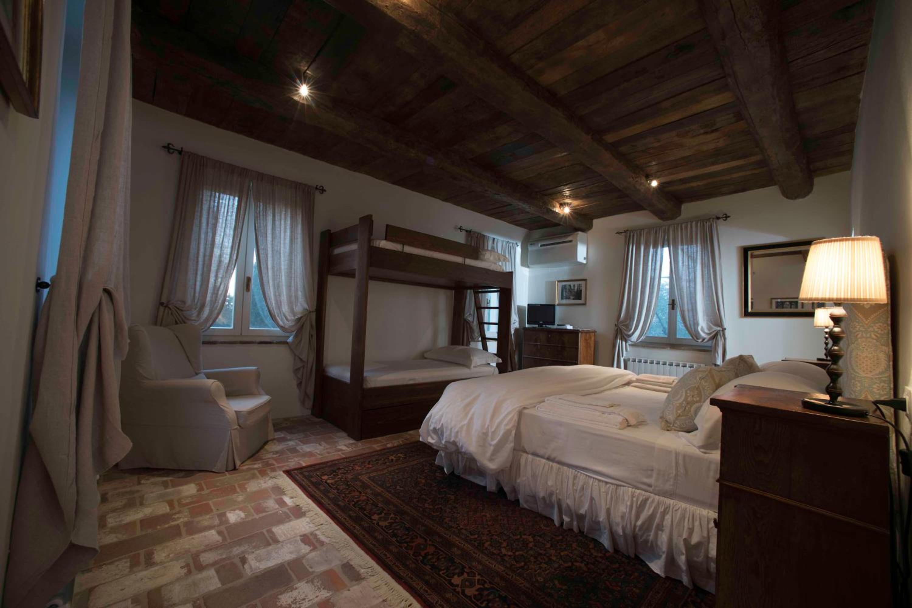 Superior Family Room - Photo 10