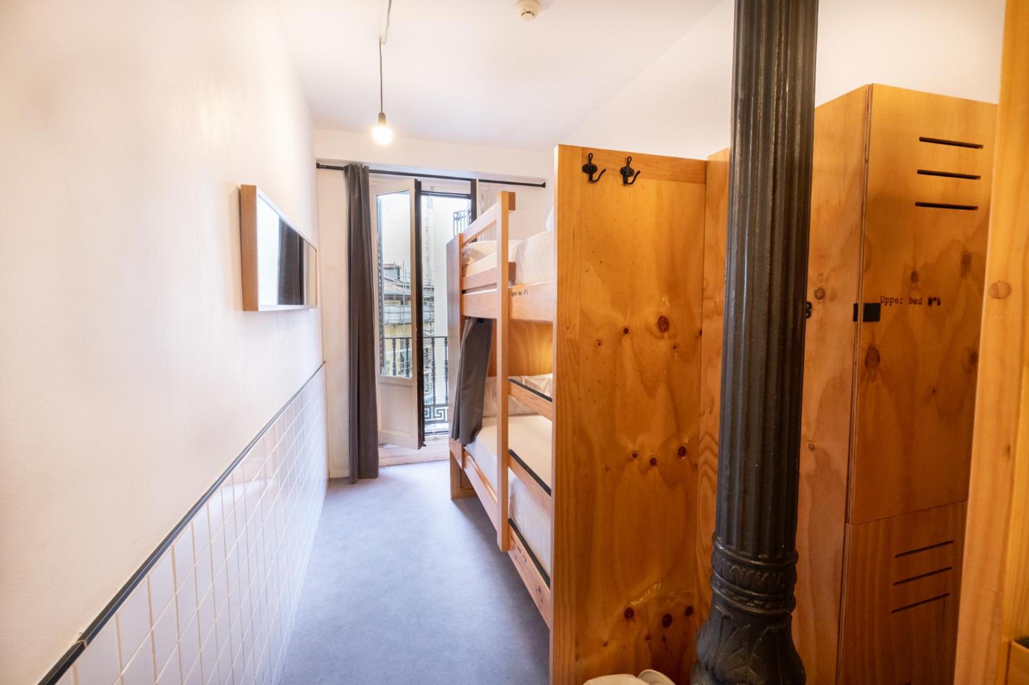 Cama individual en dormitorio compartido de 4 camas con baño privado
