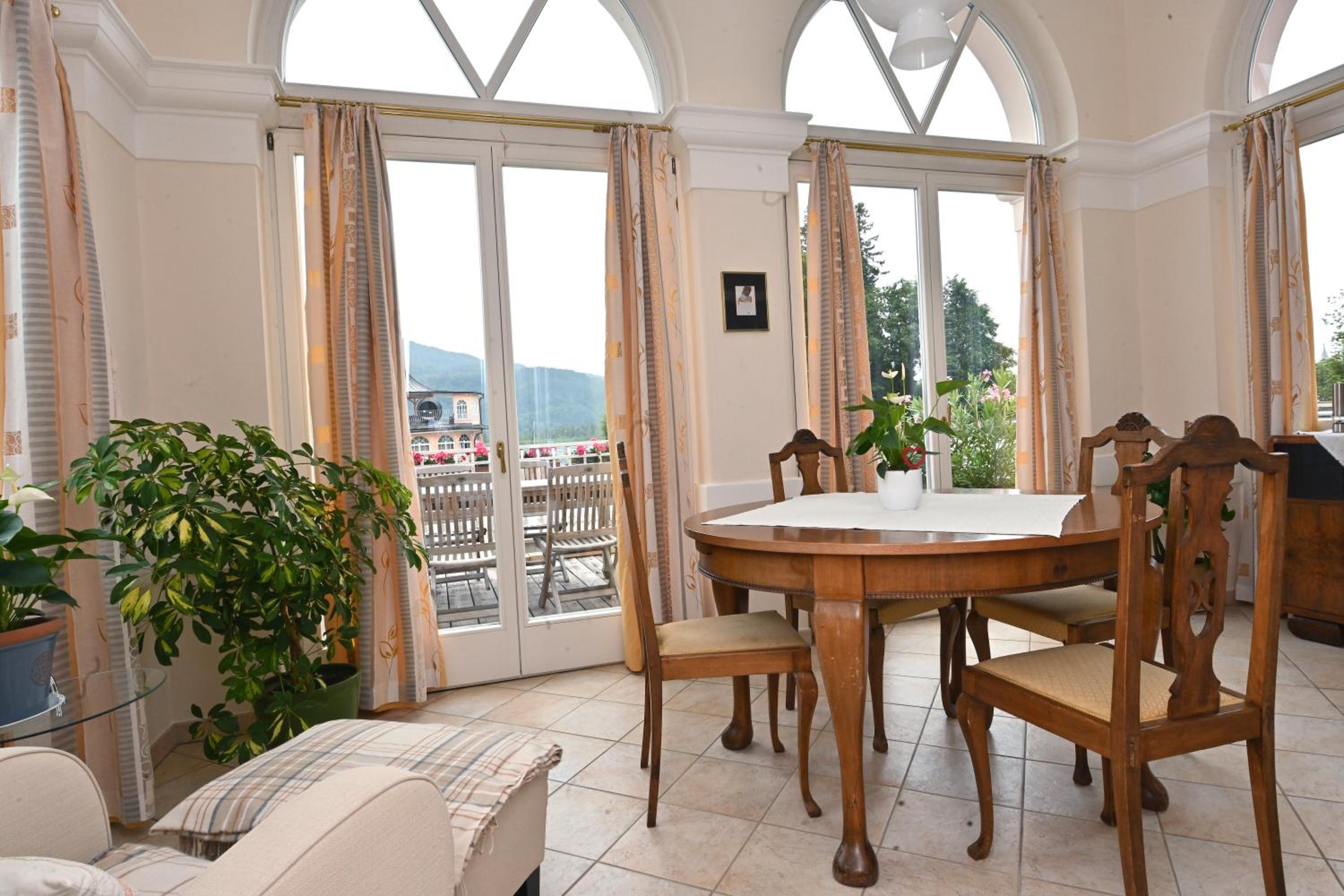 One-Bedroom Apartment with Terrace - Photo 3