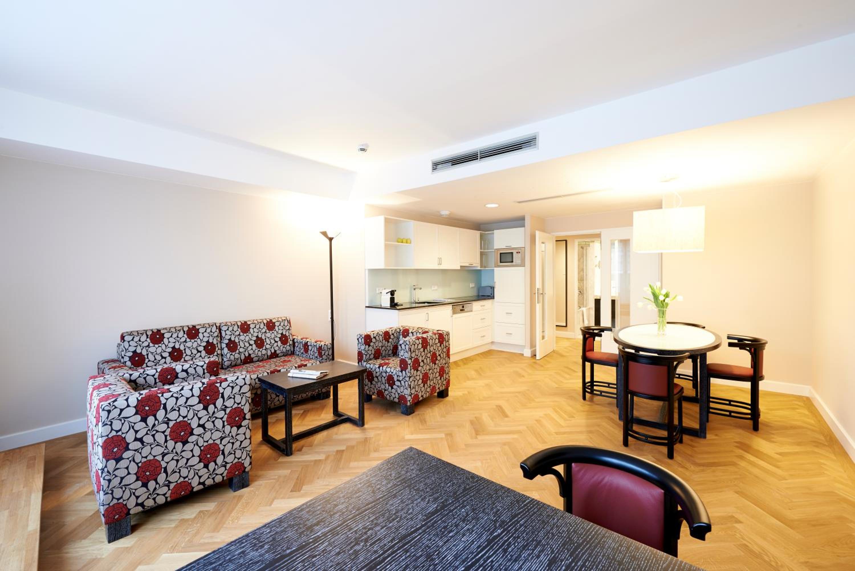 Large One-Bedroom Executive Apartment photo 3