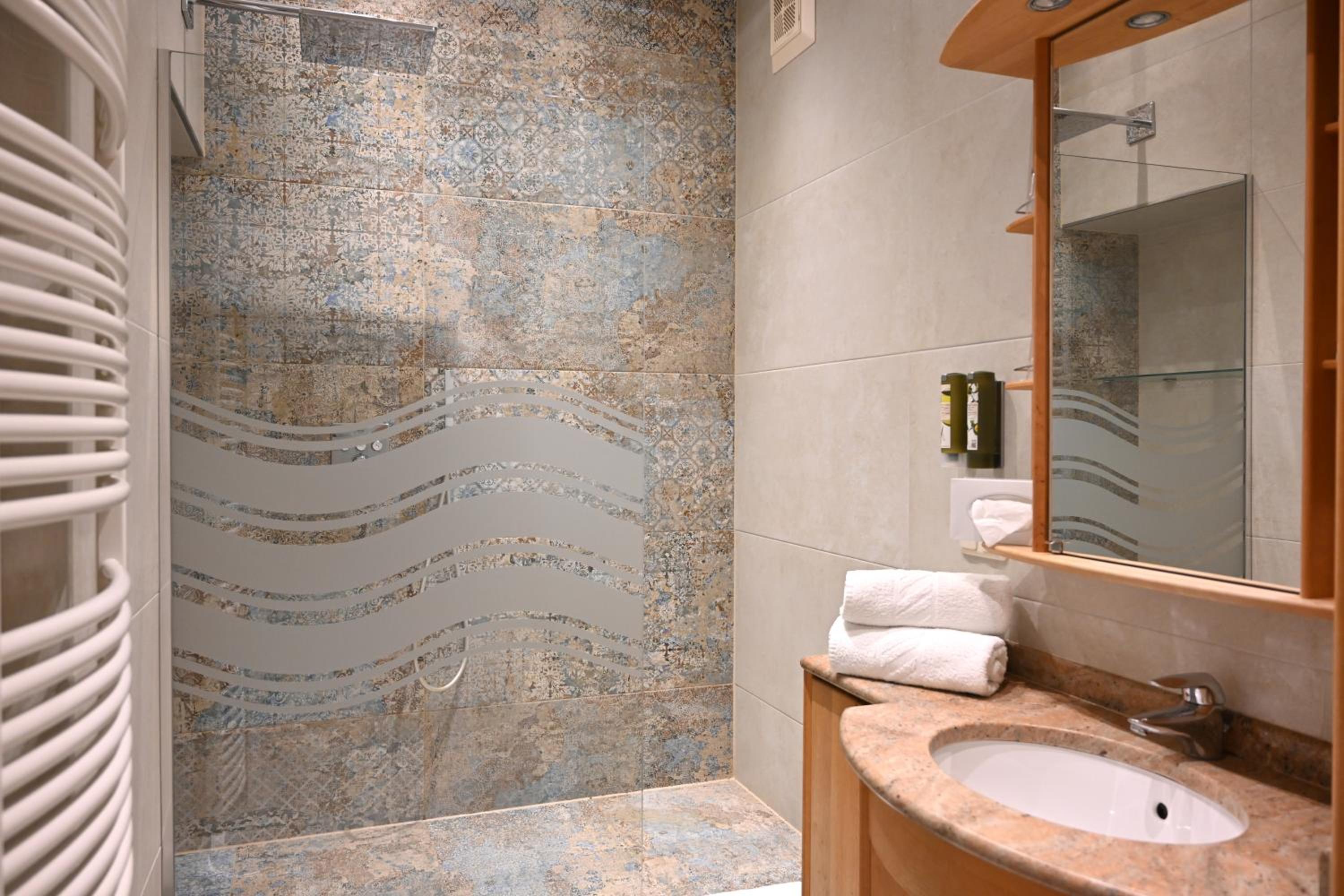 One-Bedroom Apartment with Terrace - Photo 5