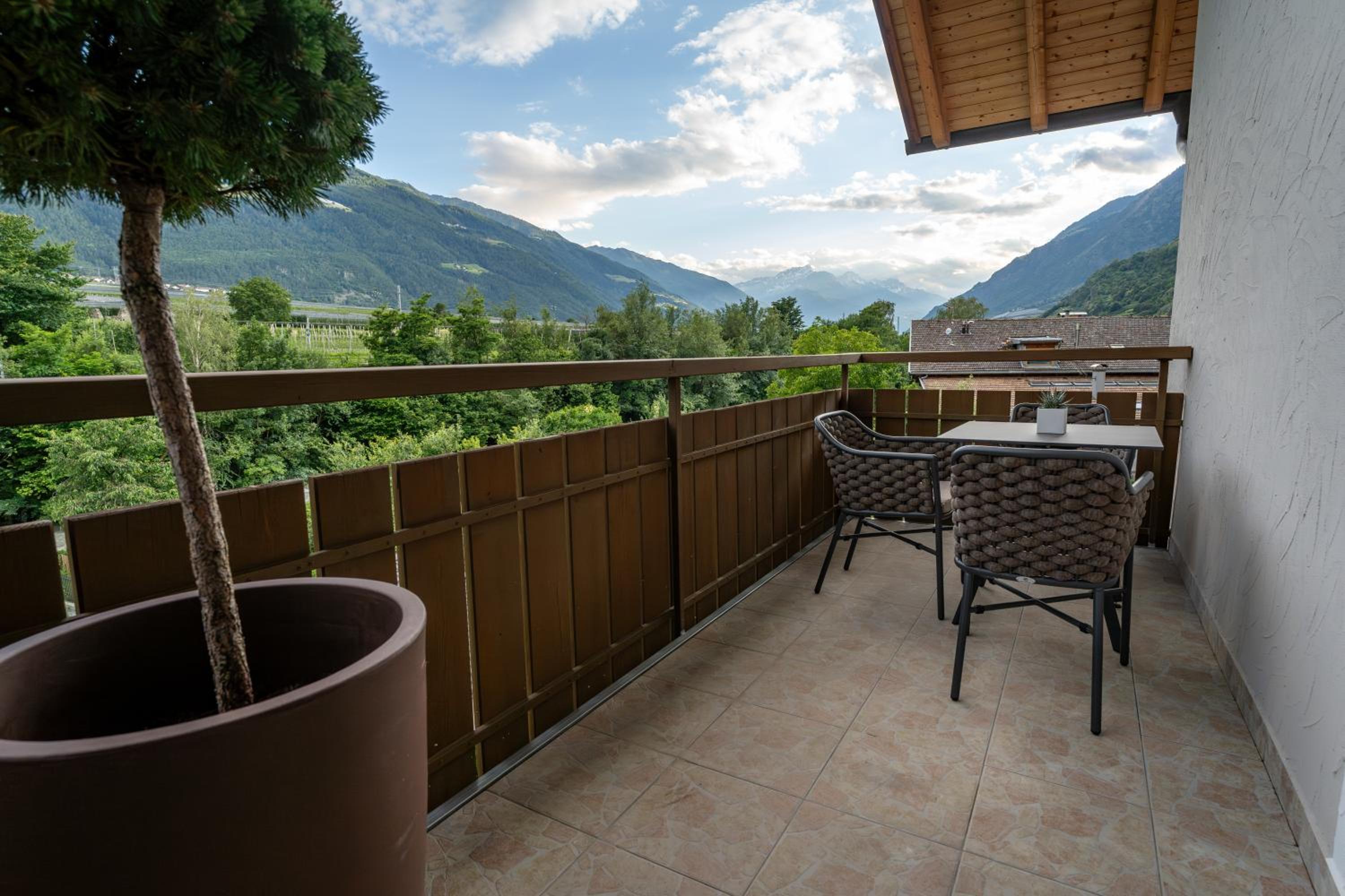 Apartment with Balcony and Garden View photo 3