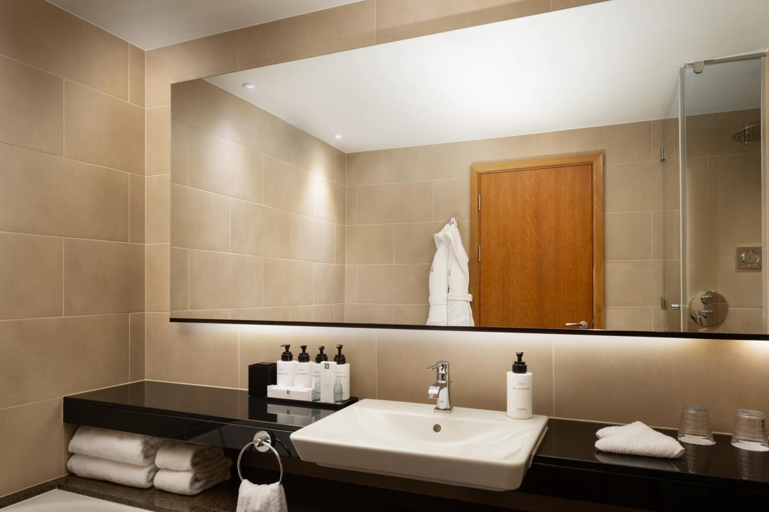 Premium King Room photo 3