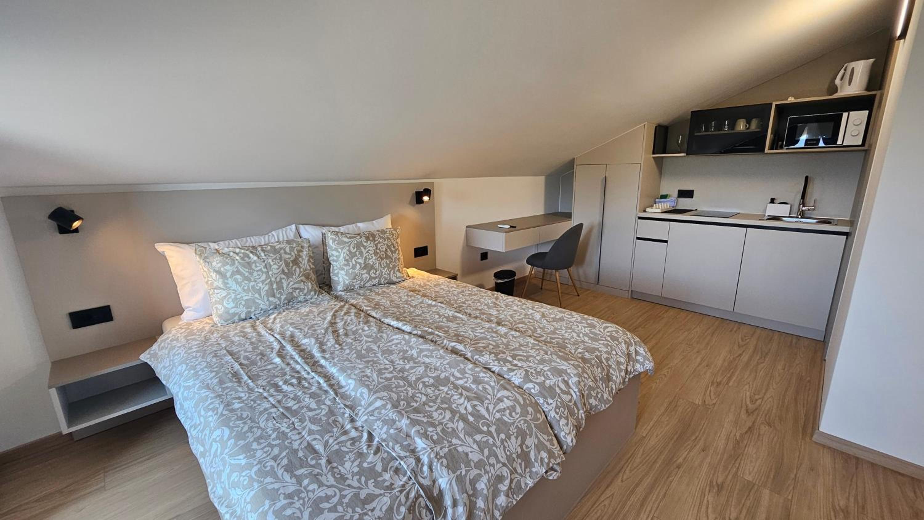 Deluxe Double Room with Balcony and Sea View