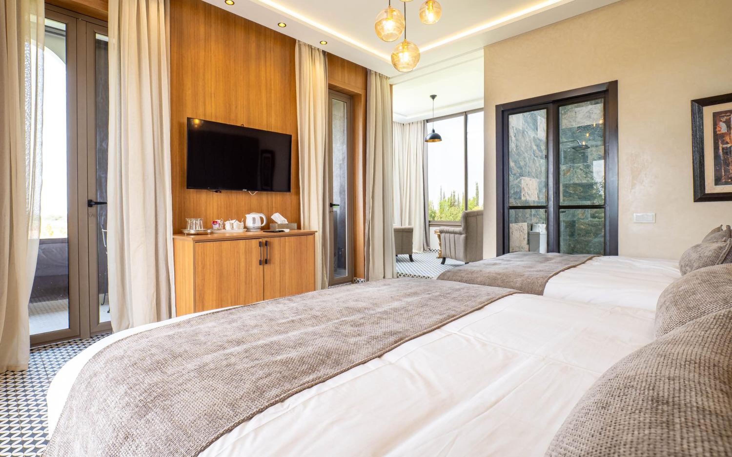 Deluxe Junior Suite - Photo 17