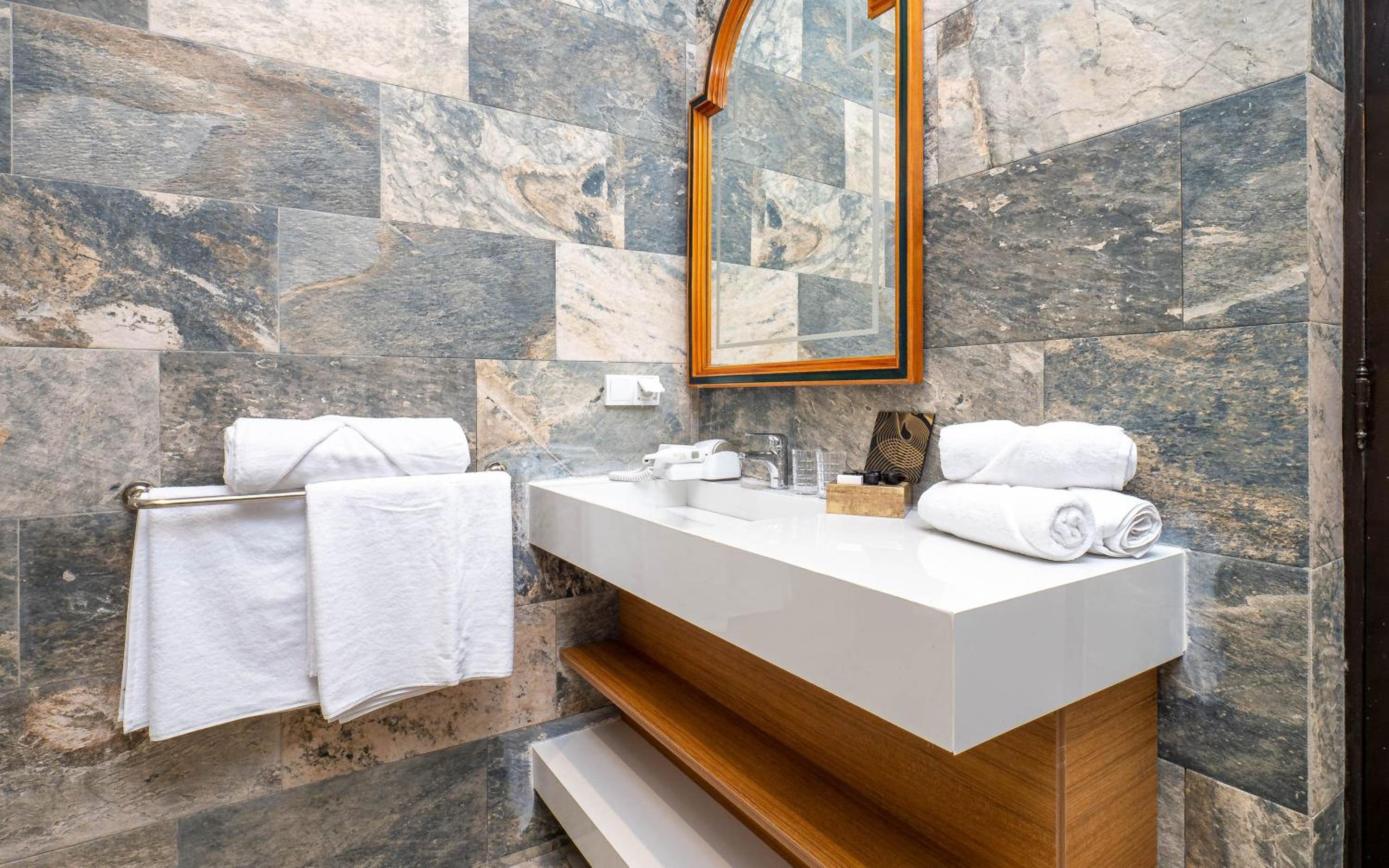 Deluxe Junior Suite - Photo 9
