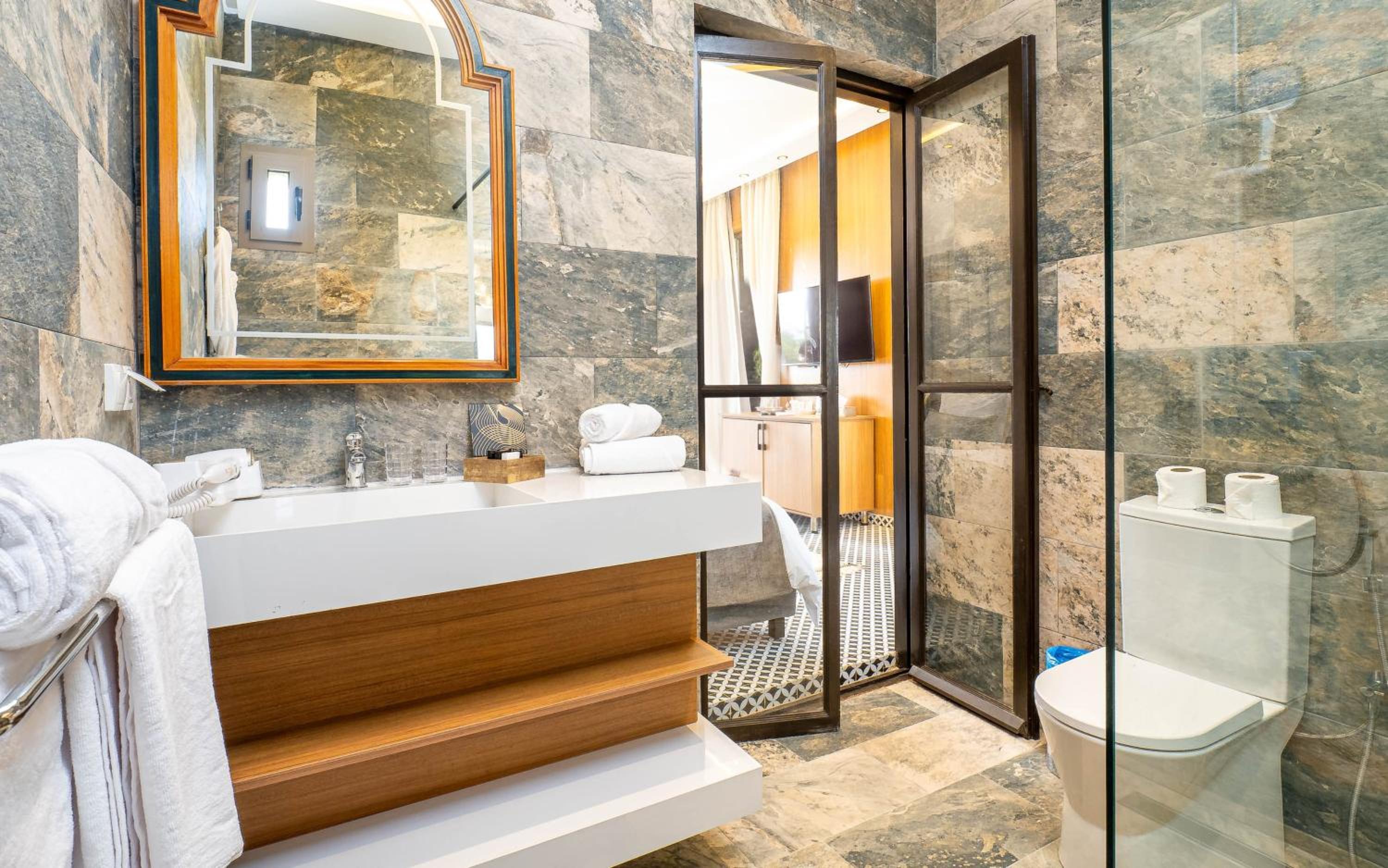 Deluxe Junior Suite - Photo 8