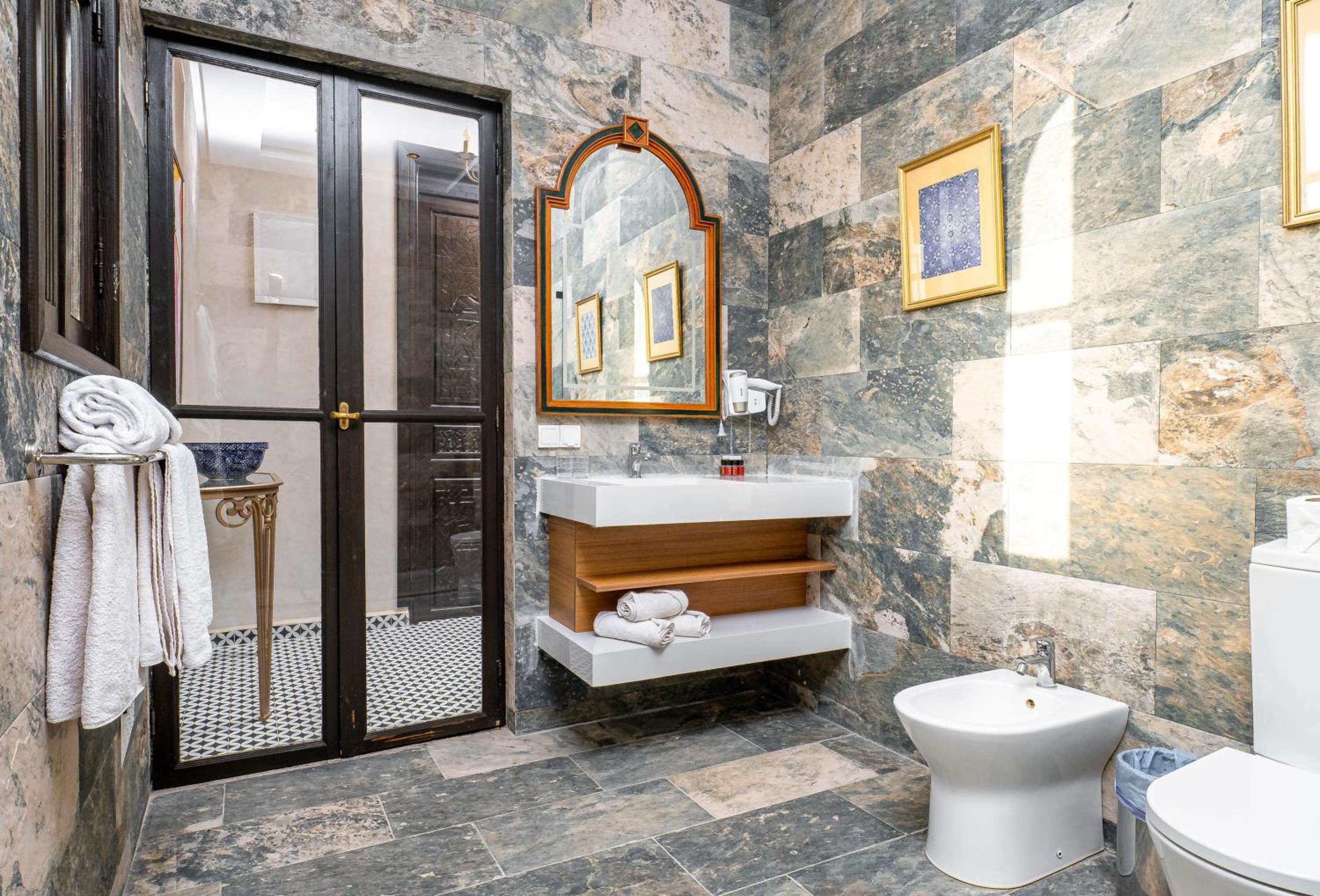 Deluxe Junior Suite - Photo 14
