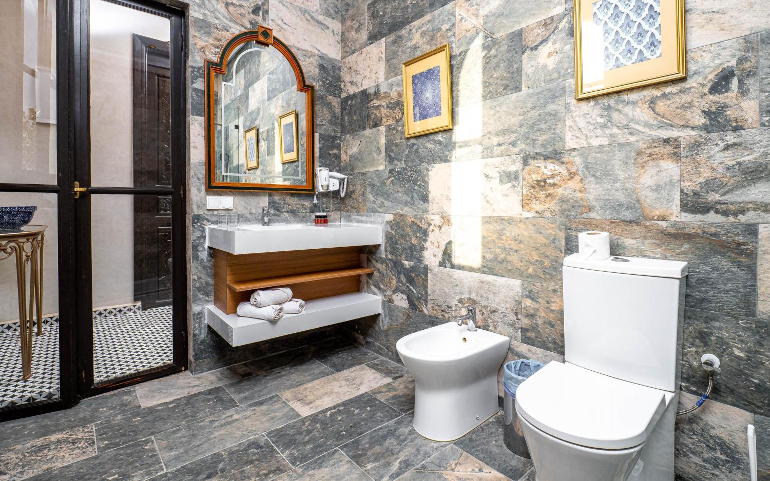 Deluxe Junior Suite - Photo 23