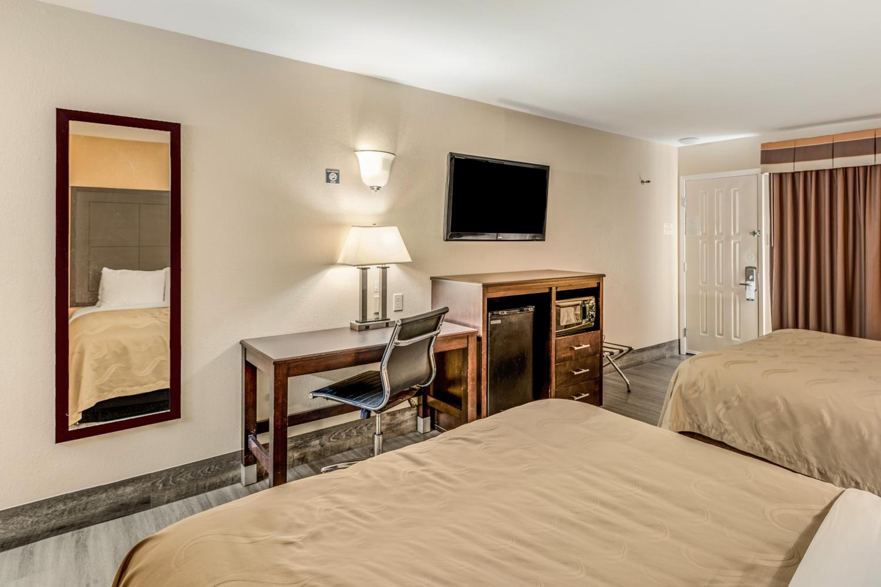 Standard Queen Room with Two Queen Beds - Non Smoking/Pet Friendly photo 3