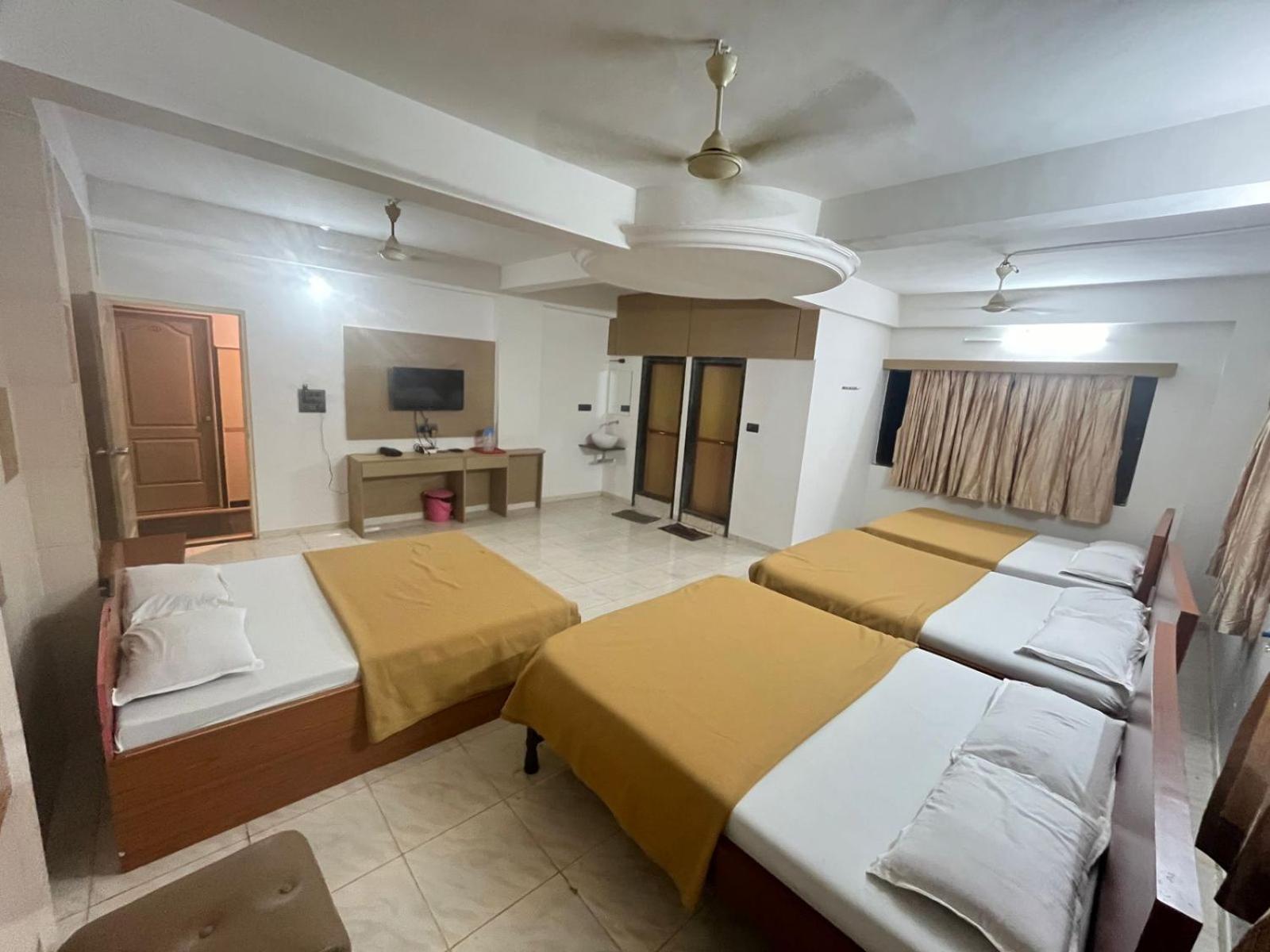 8-Bed Mixed Dormitory Room photo 3