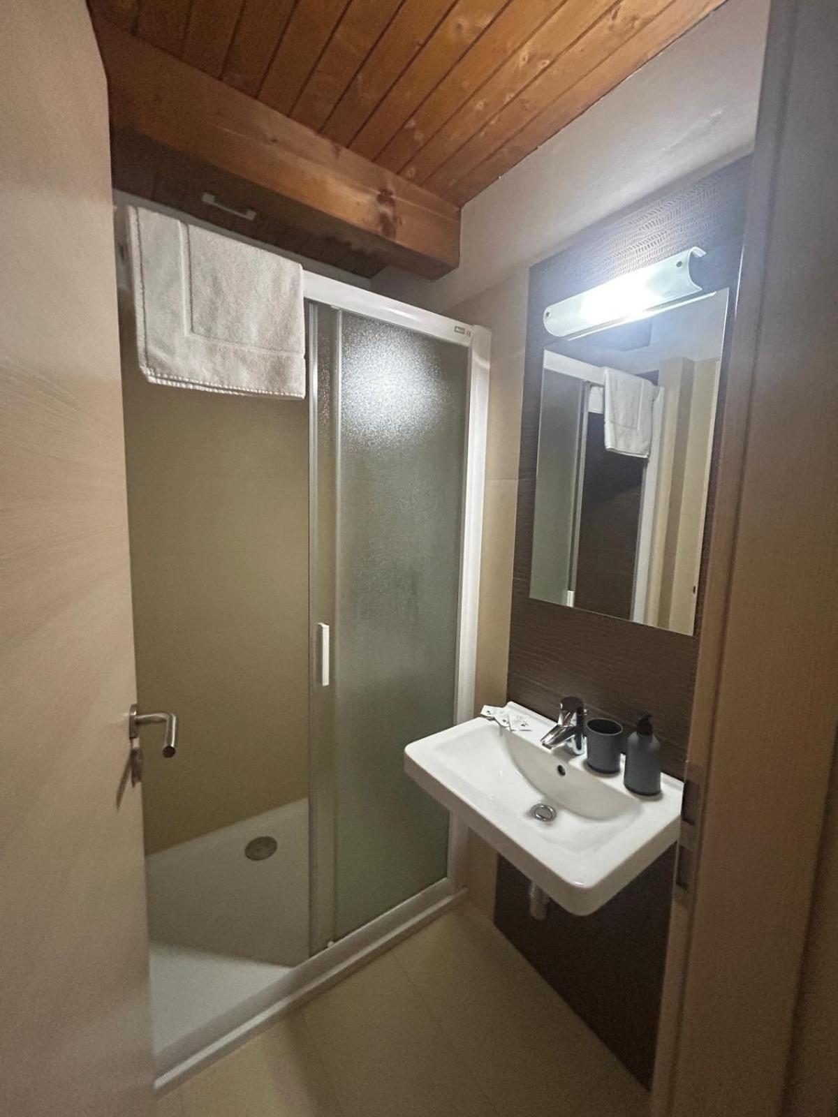 Double Room - Photo 10