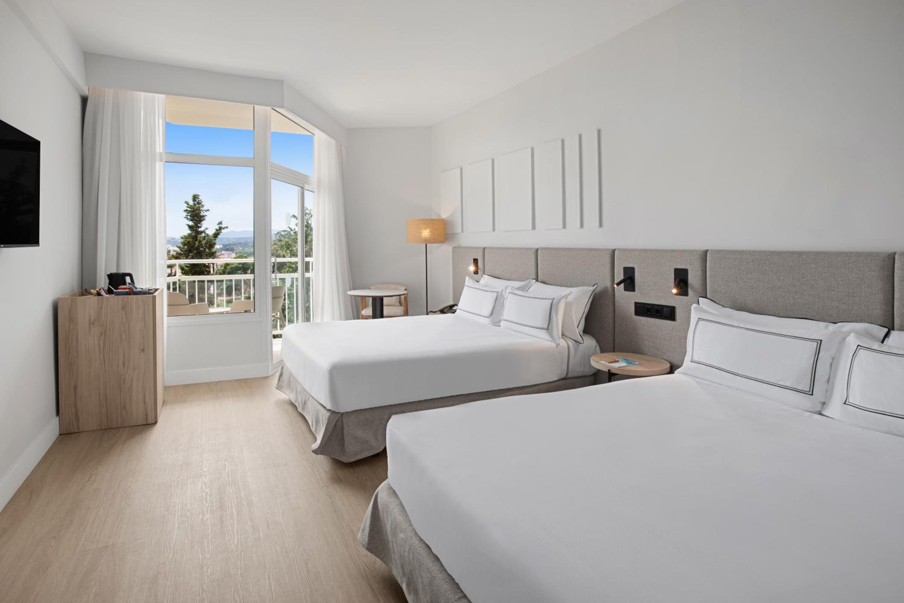 Grand Premium Room (2 Adults + 2 Children) - Photo 1