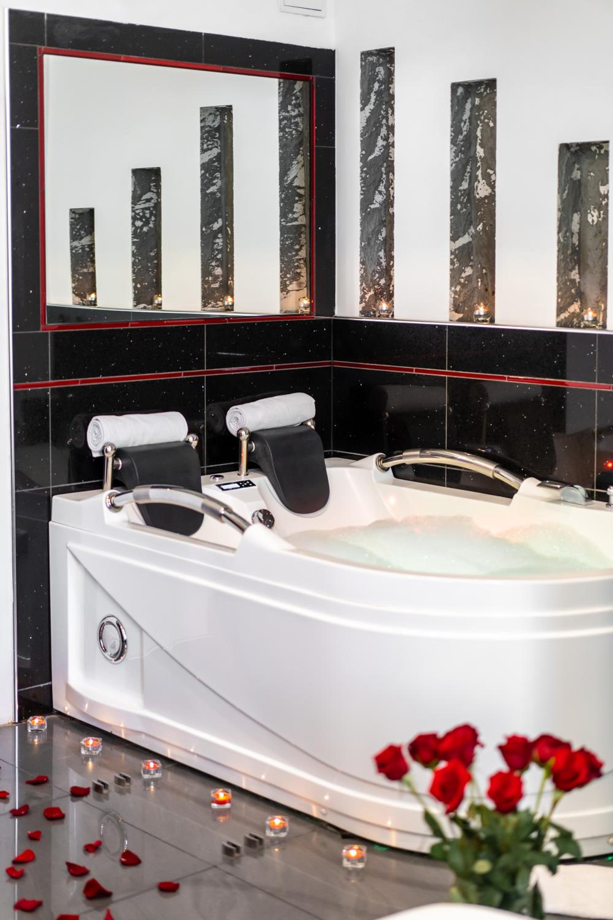 Luxury King Room with 2-person Hot Tub - Photo 15