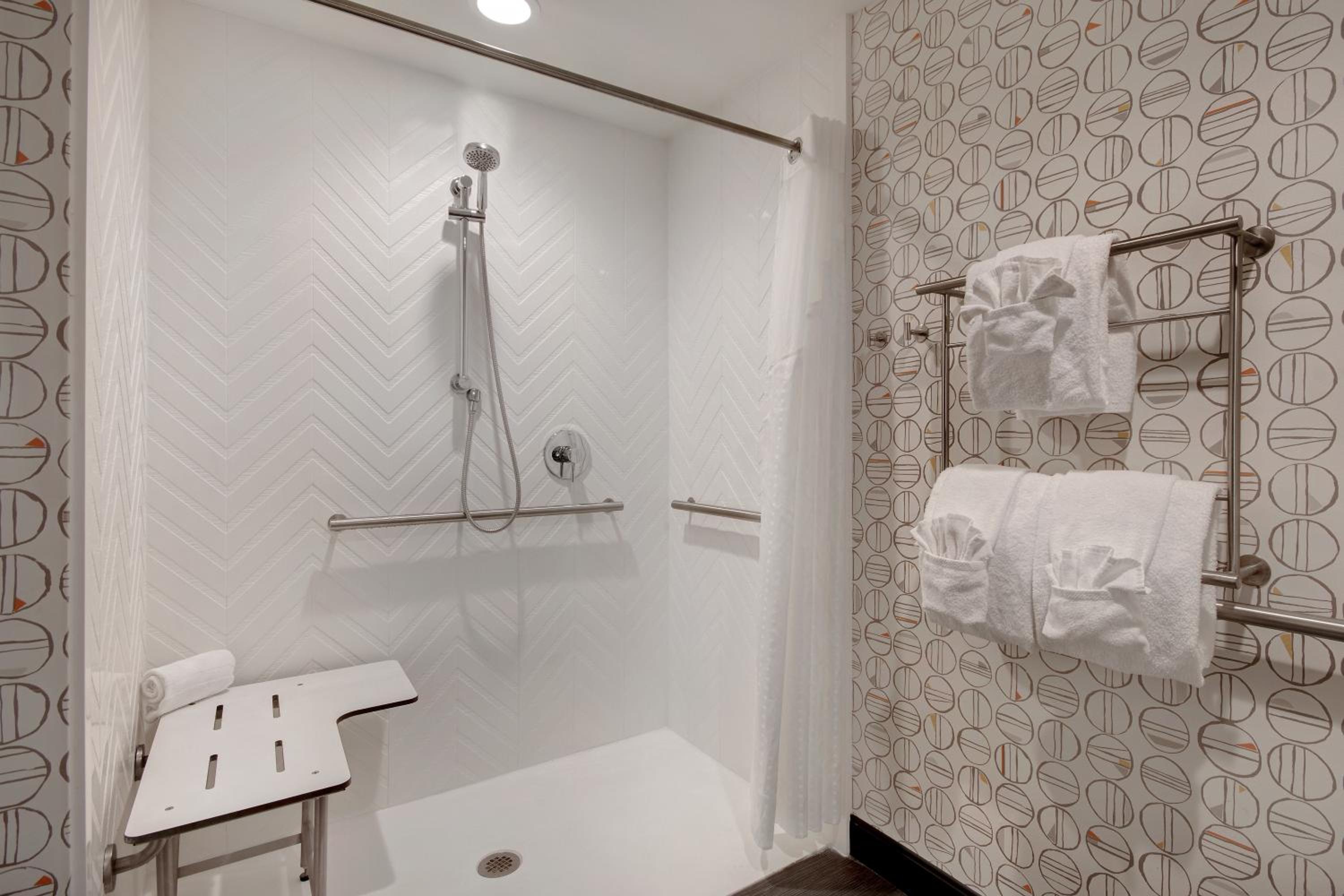Standard King Room with Mobility Accessible Roll-In Shower - Photo 3