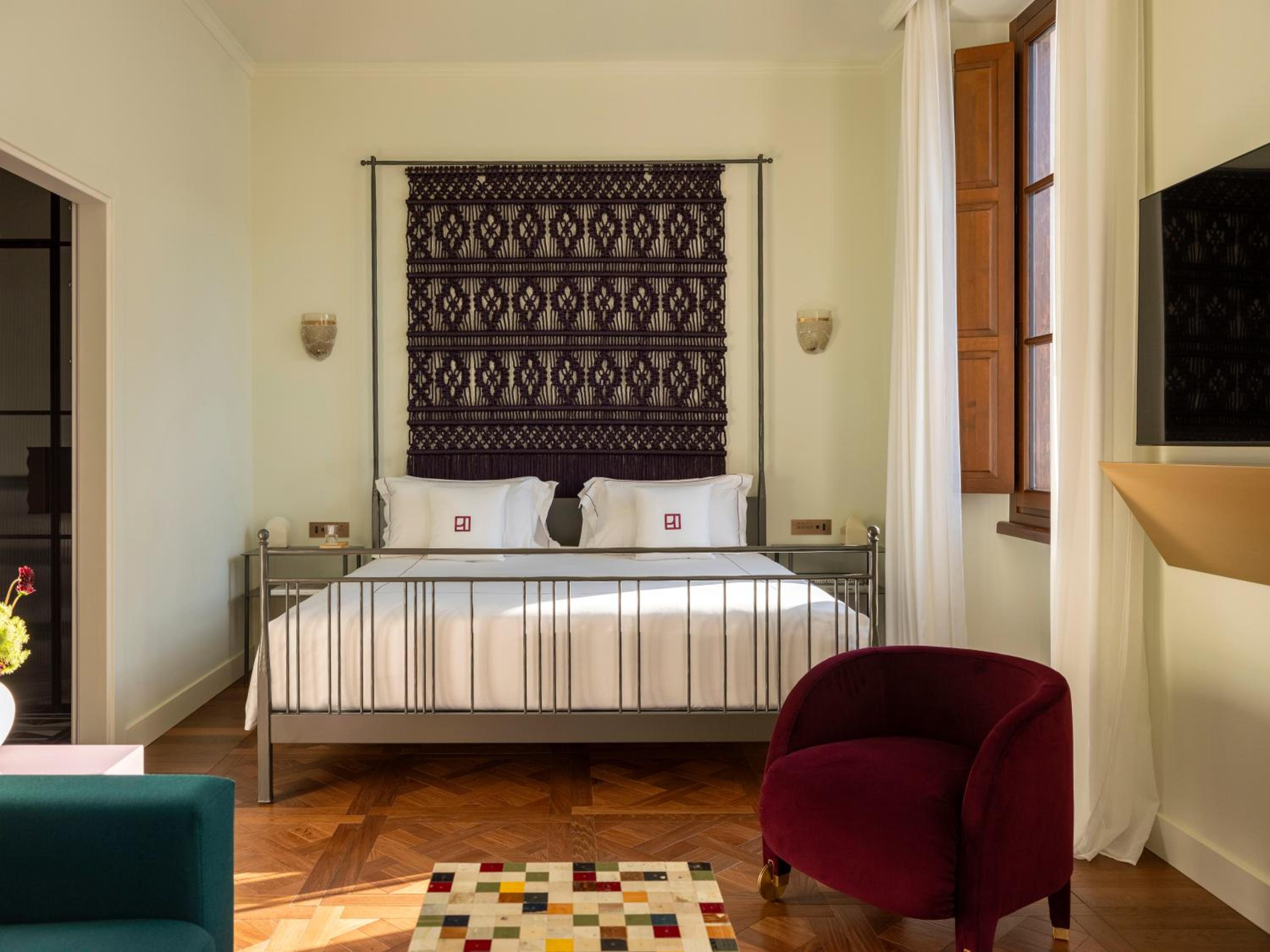 Deluxe Room thumbnail 6