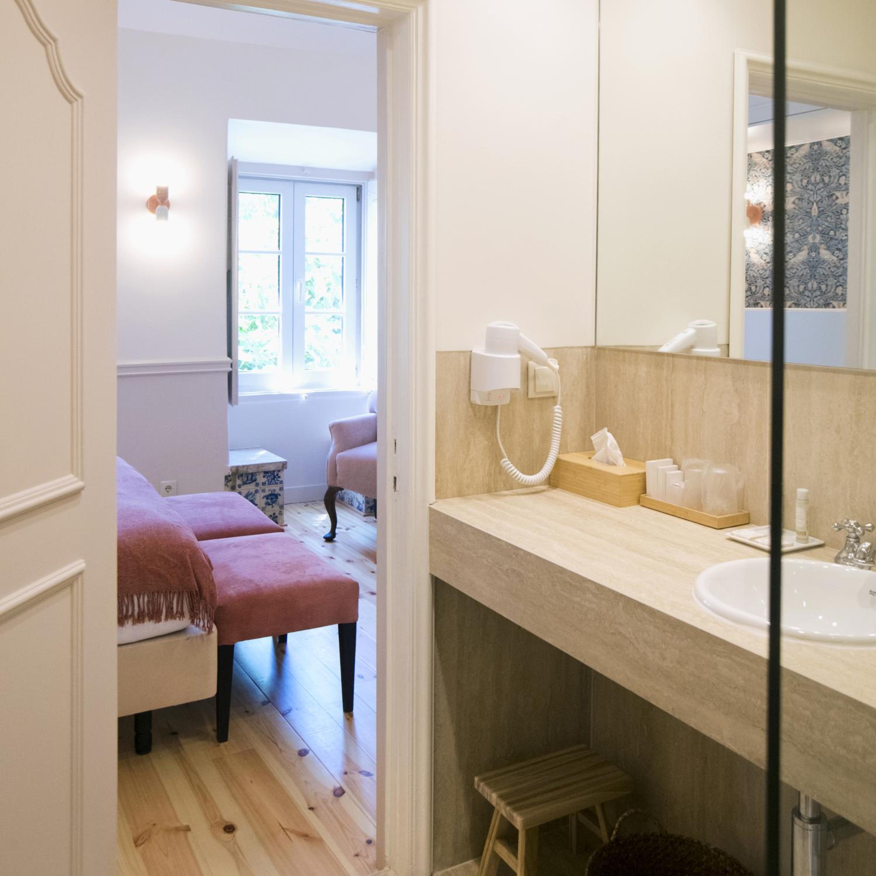 Classic Double or Twin Room - Photo 9