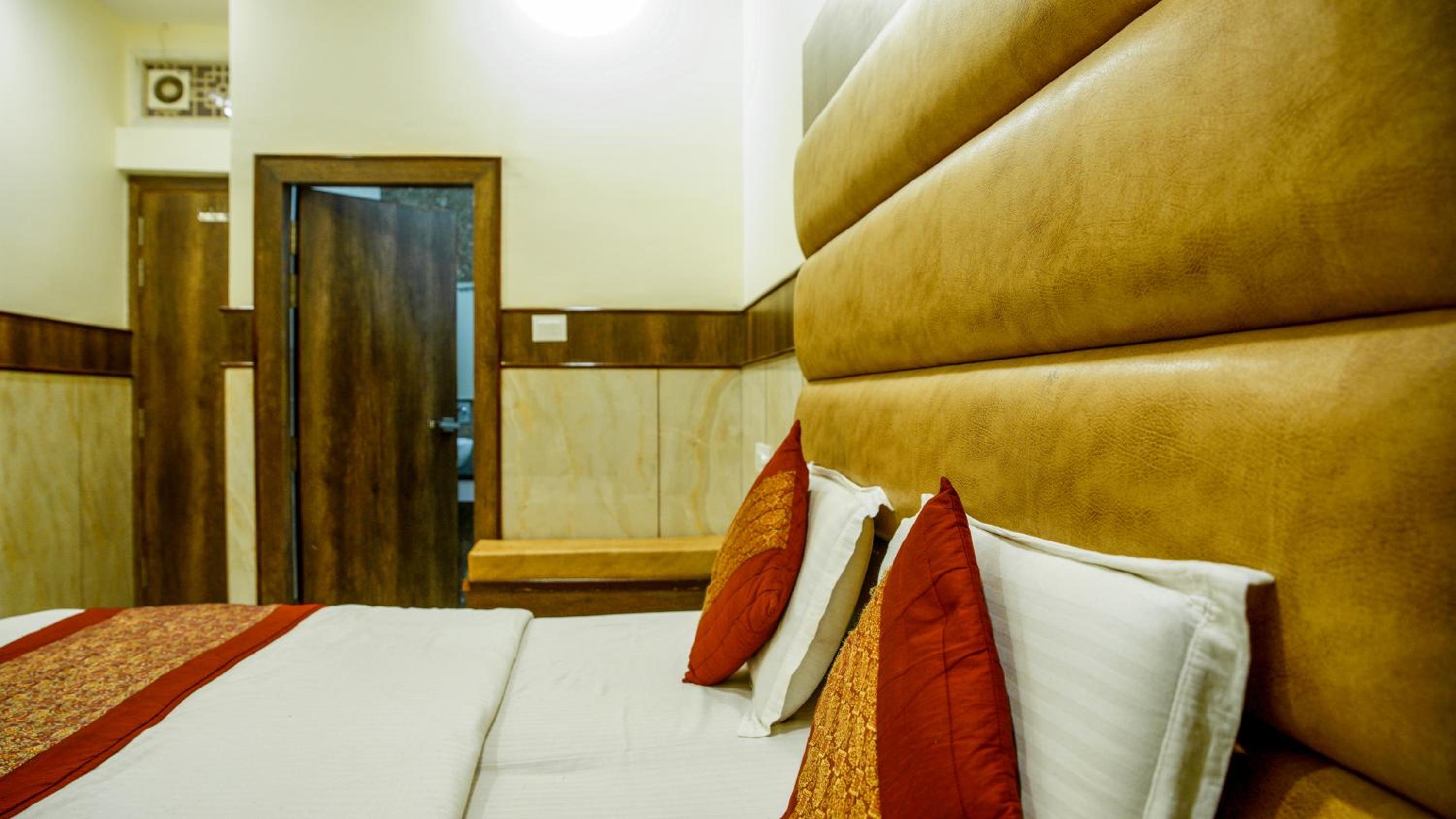 Deluxe Double Room - Photo 9