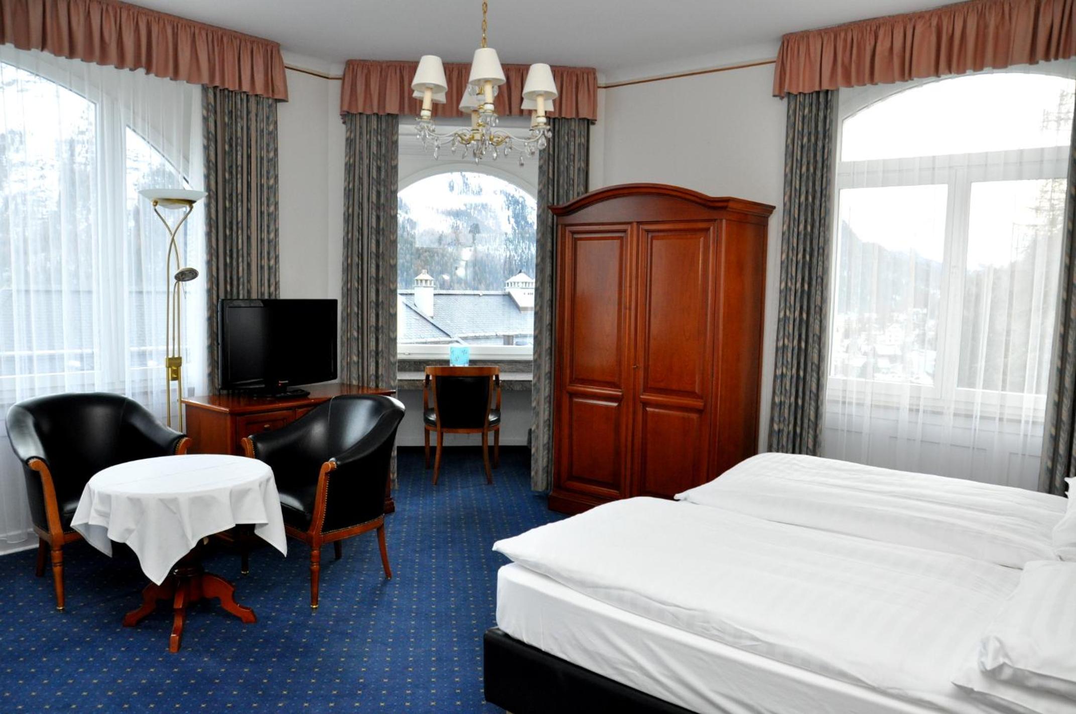Double or Twin Room with Lake View - Photo 8