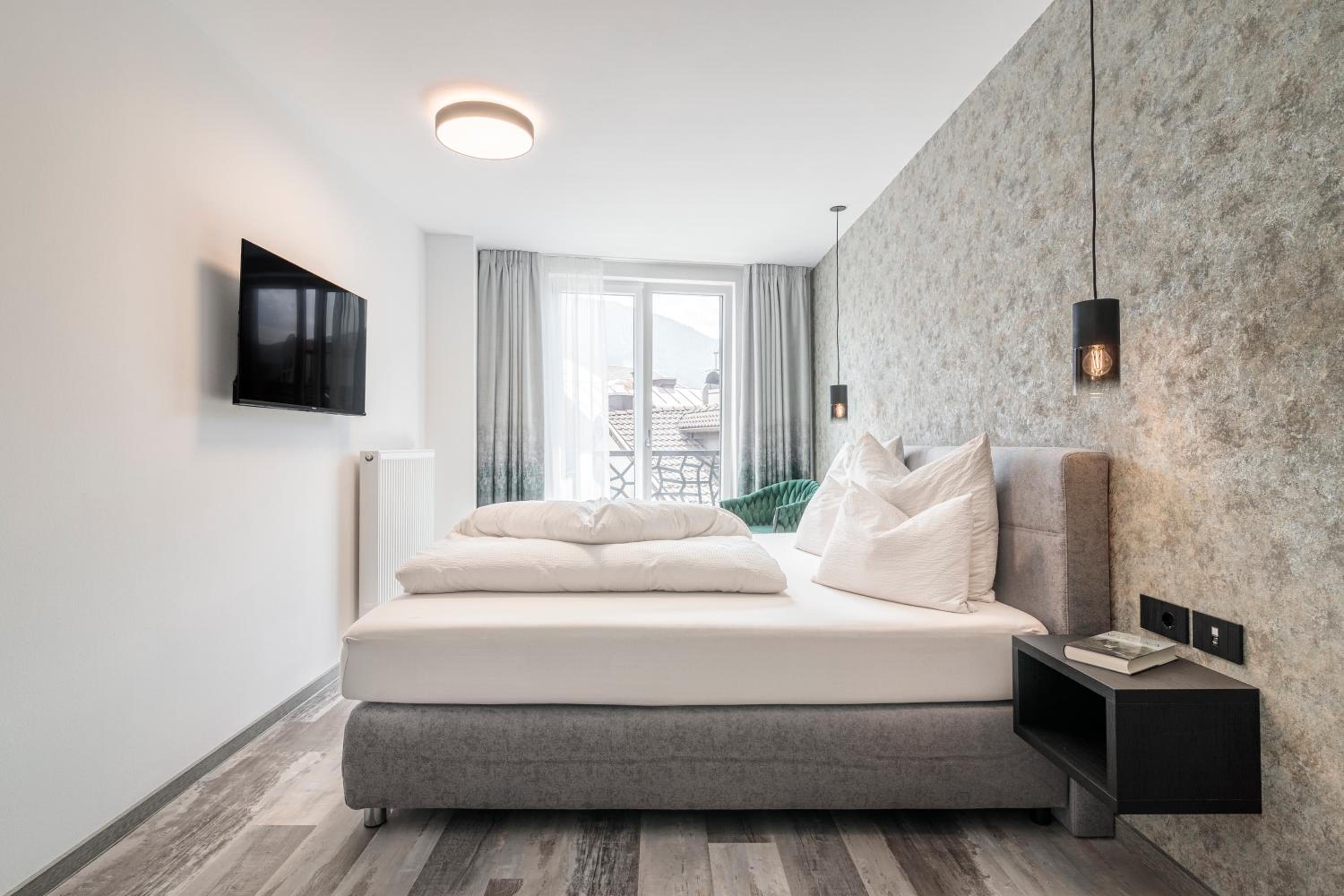 One-Bedroom Apartment with View photo 2