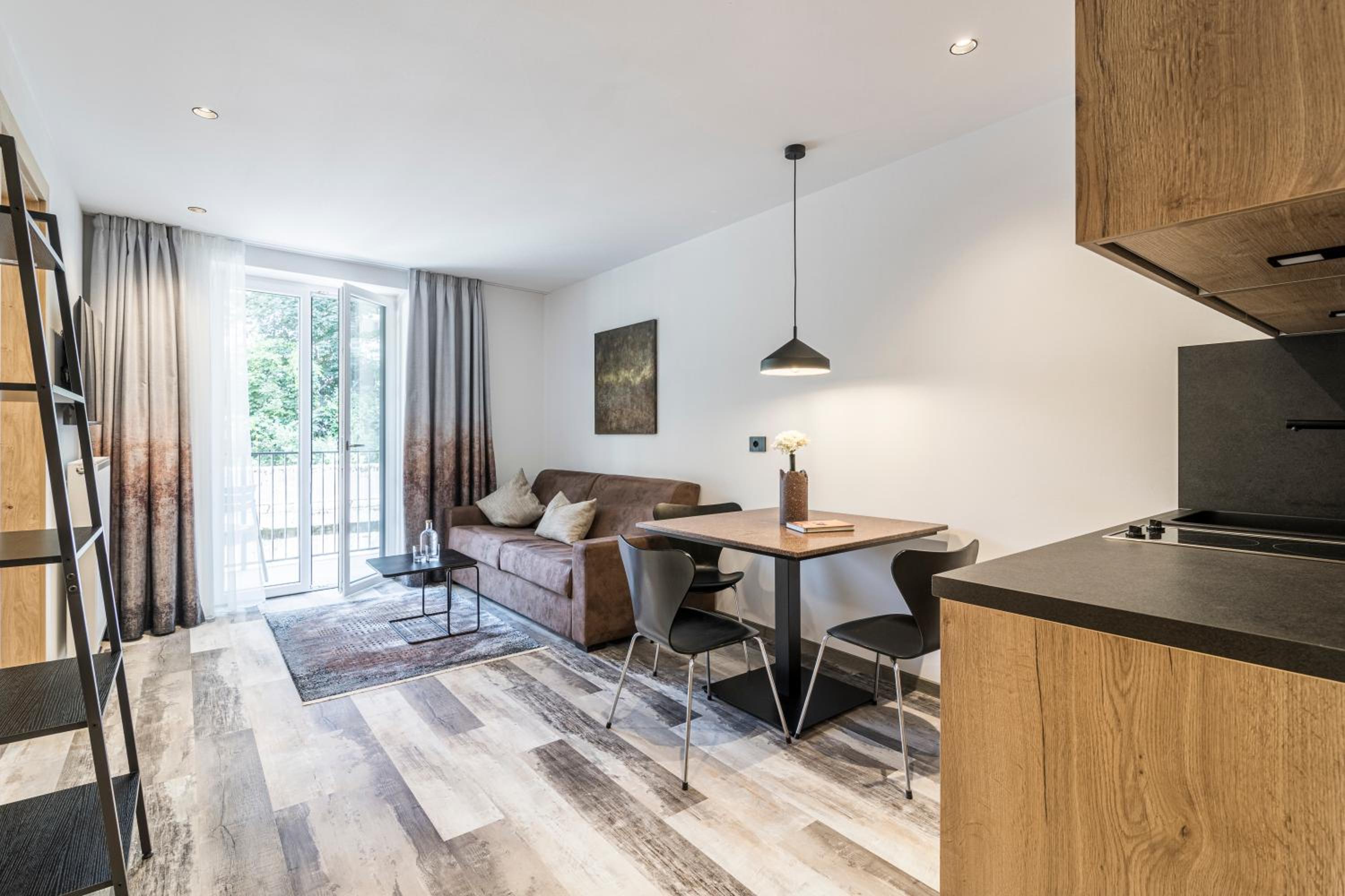 One-Bedroom Apartment with Balcony and Mountain View   photo 2