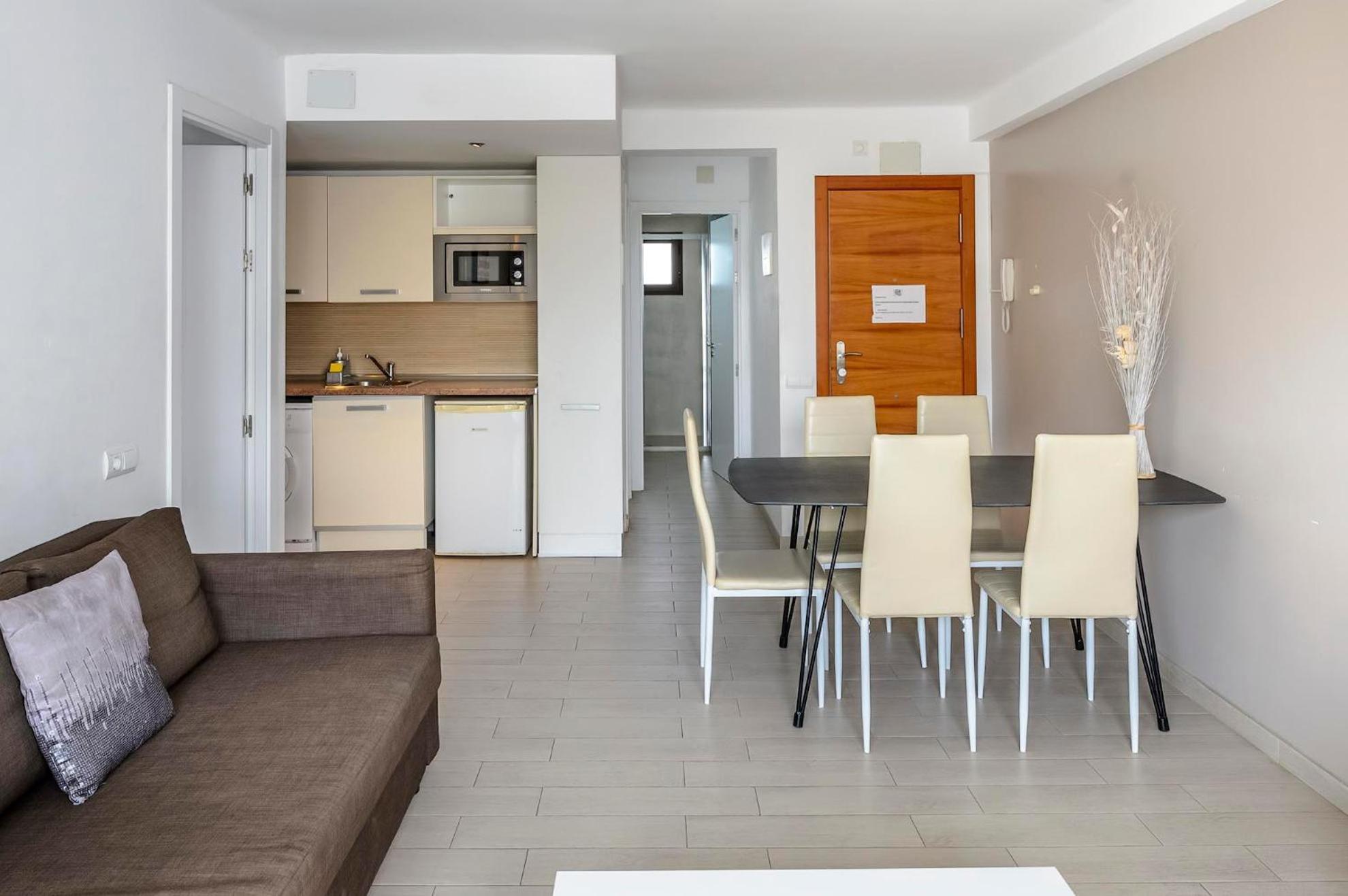 Apartment with Balcony - Photo 3