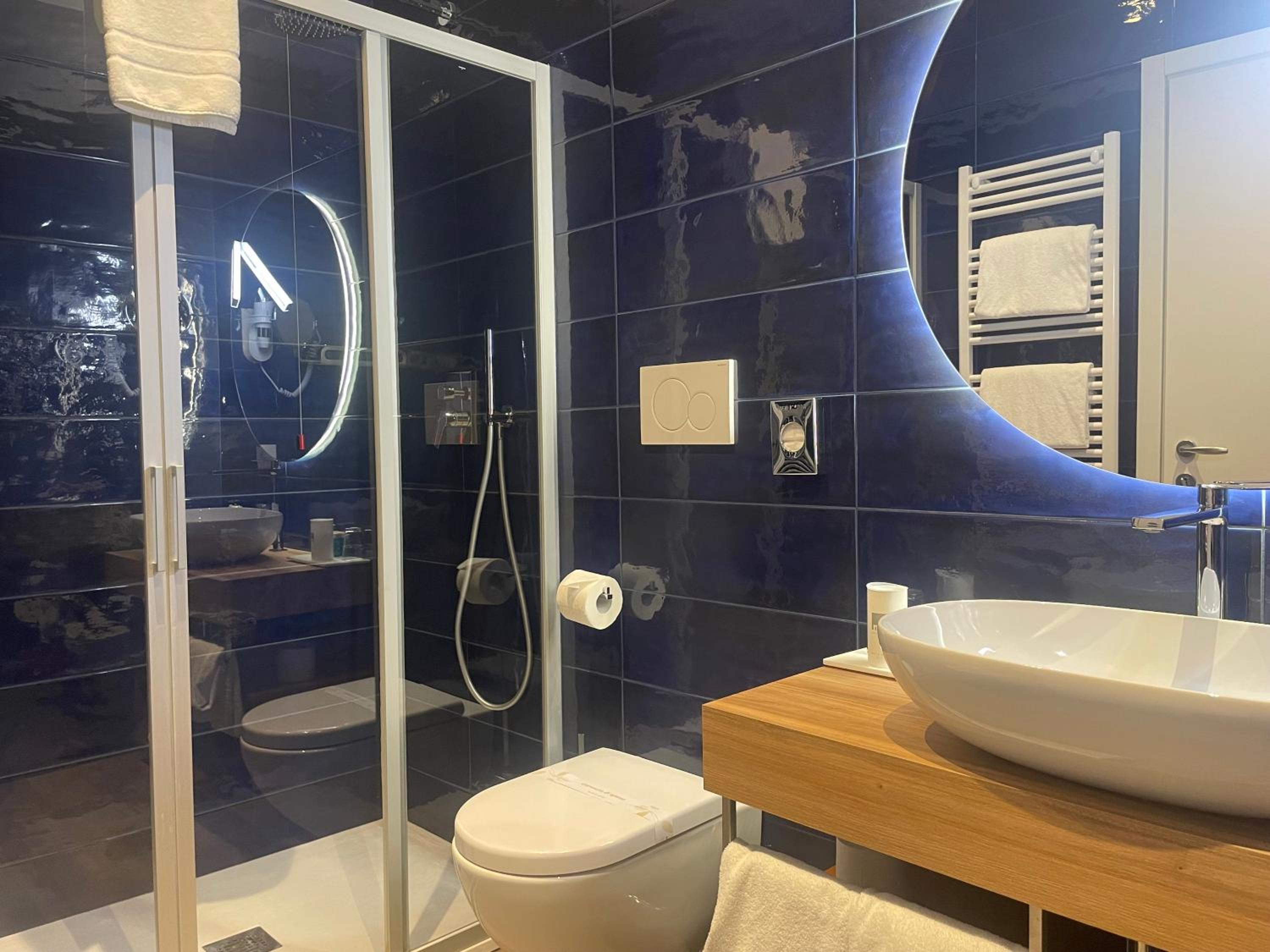 Deluxe Double or Twin Room with Sea View - Photo 12