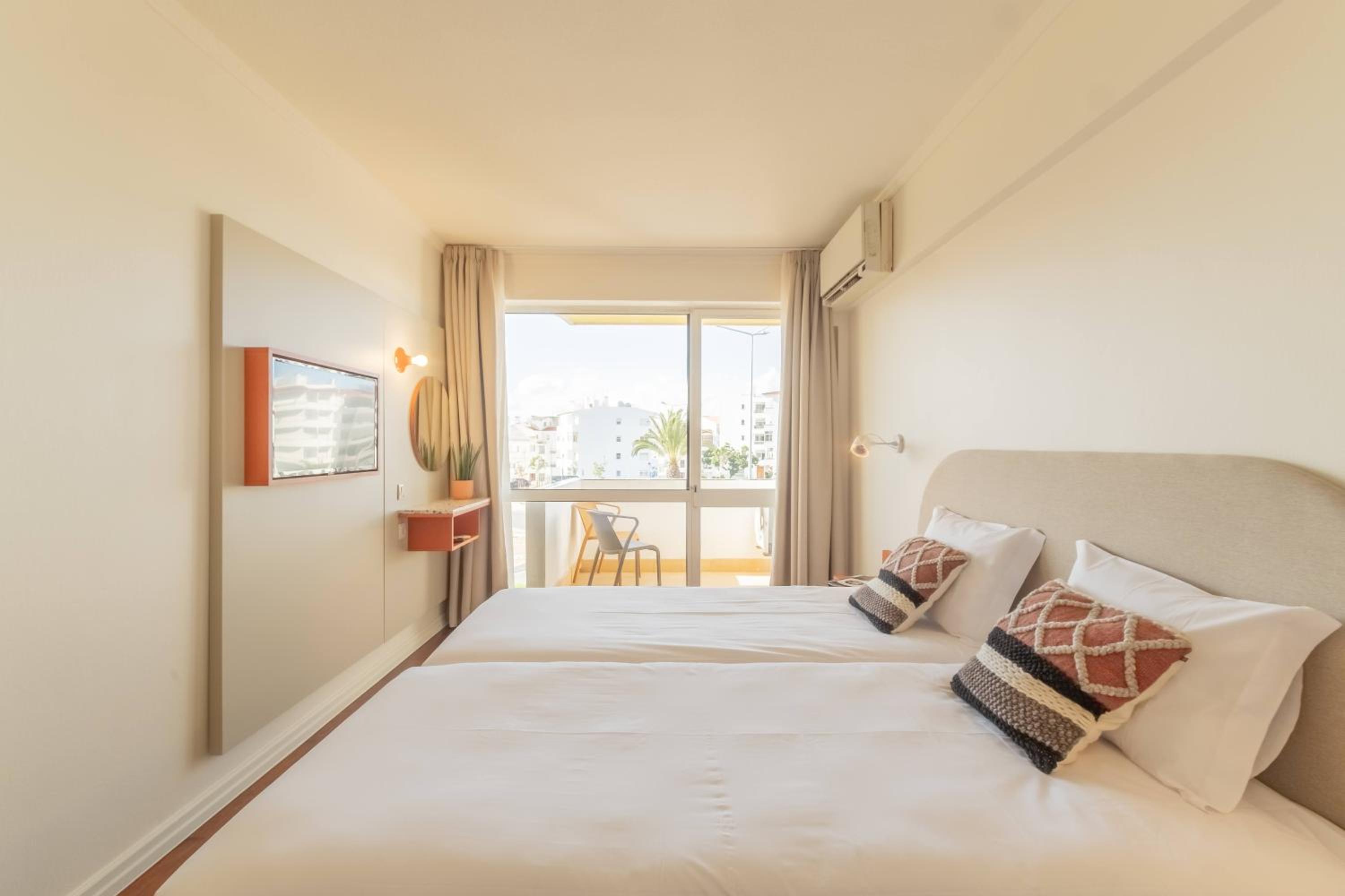 Double or Twin Room with Balcony - Photo 6