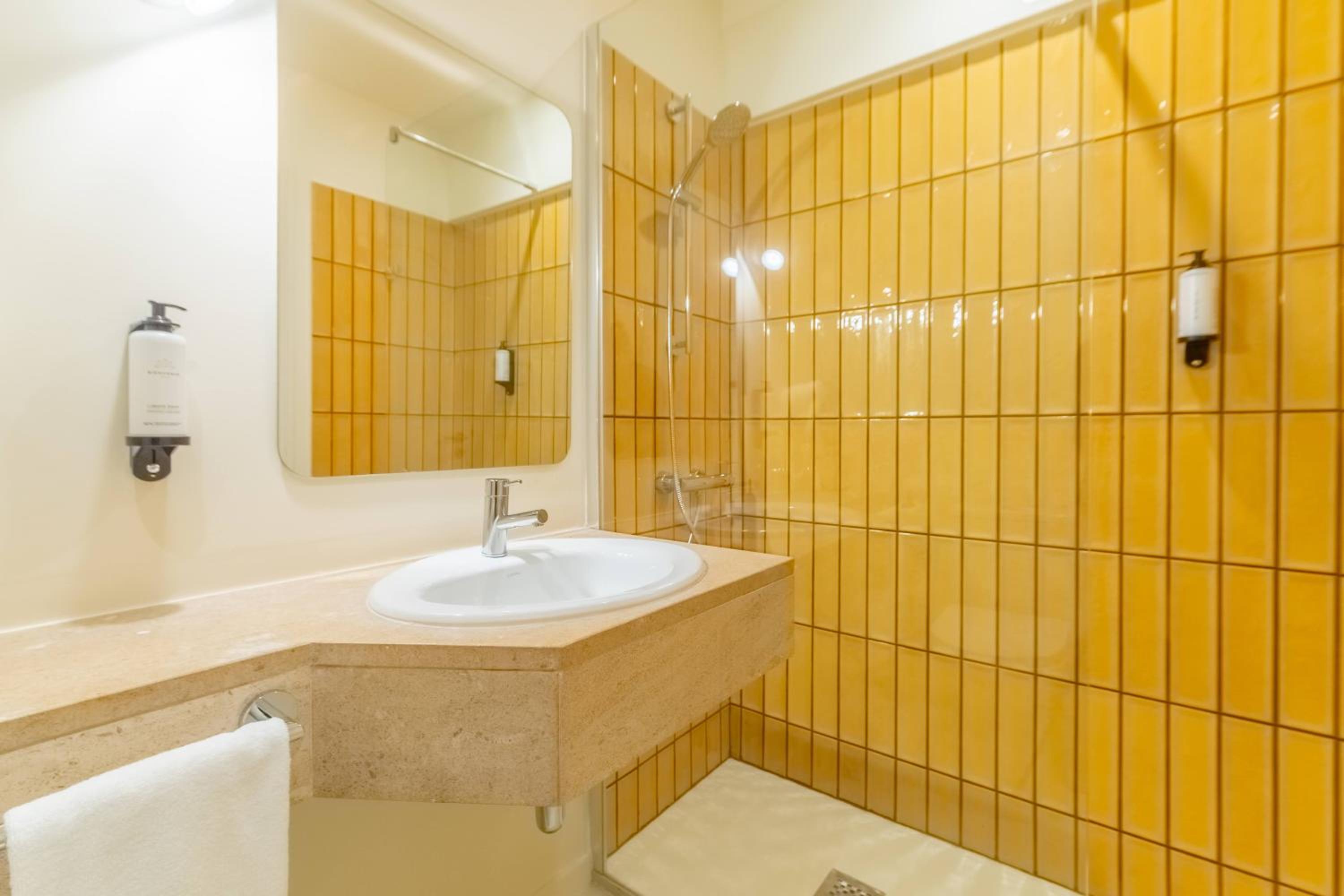 Double or Twin Room with Balcony - Photo 5