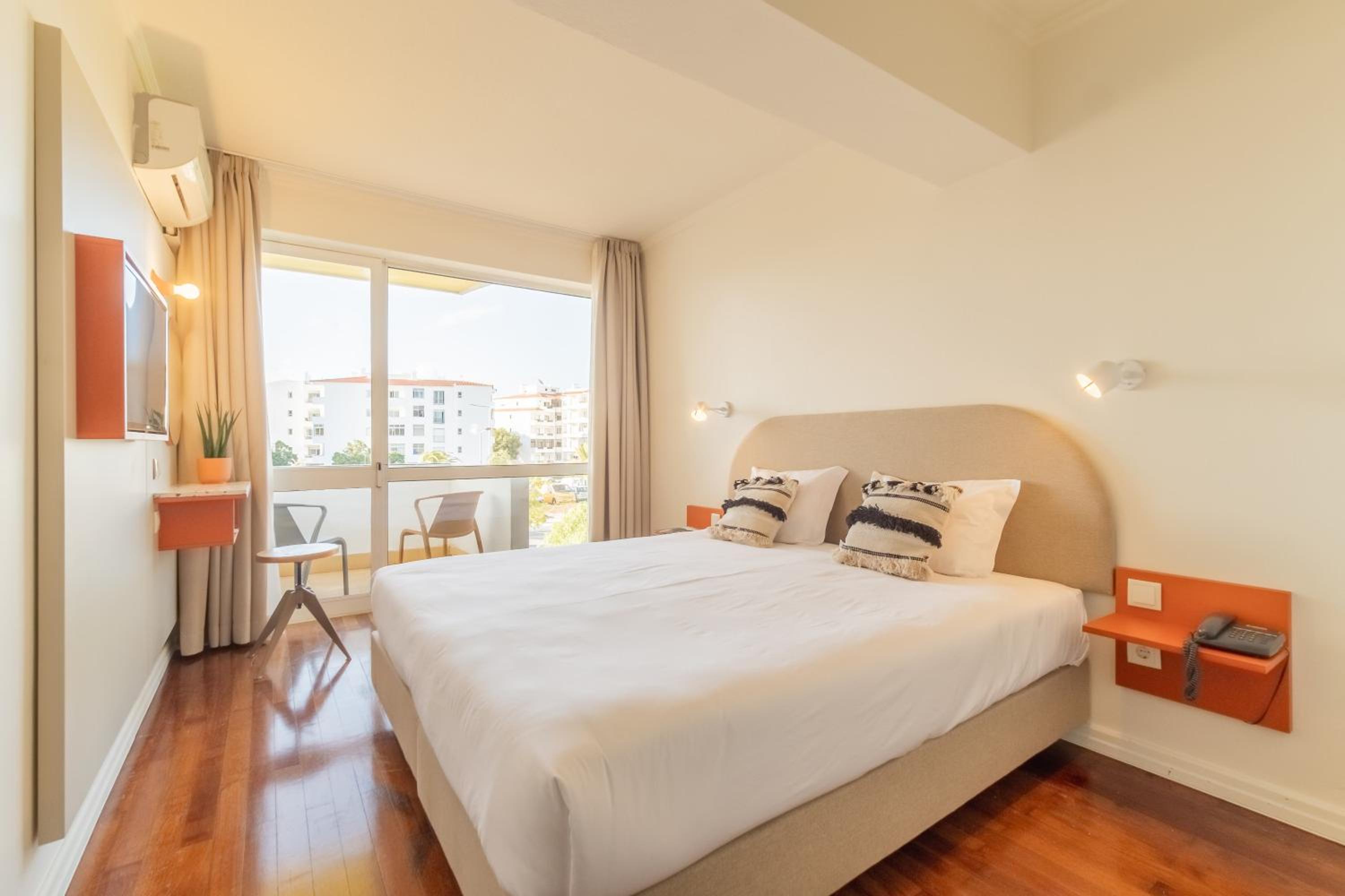 Double or Twin Room with Balcony - Photo 2