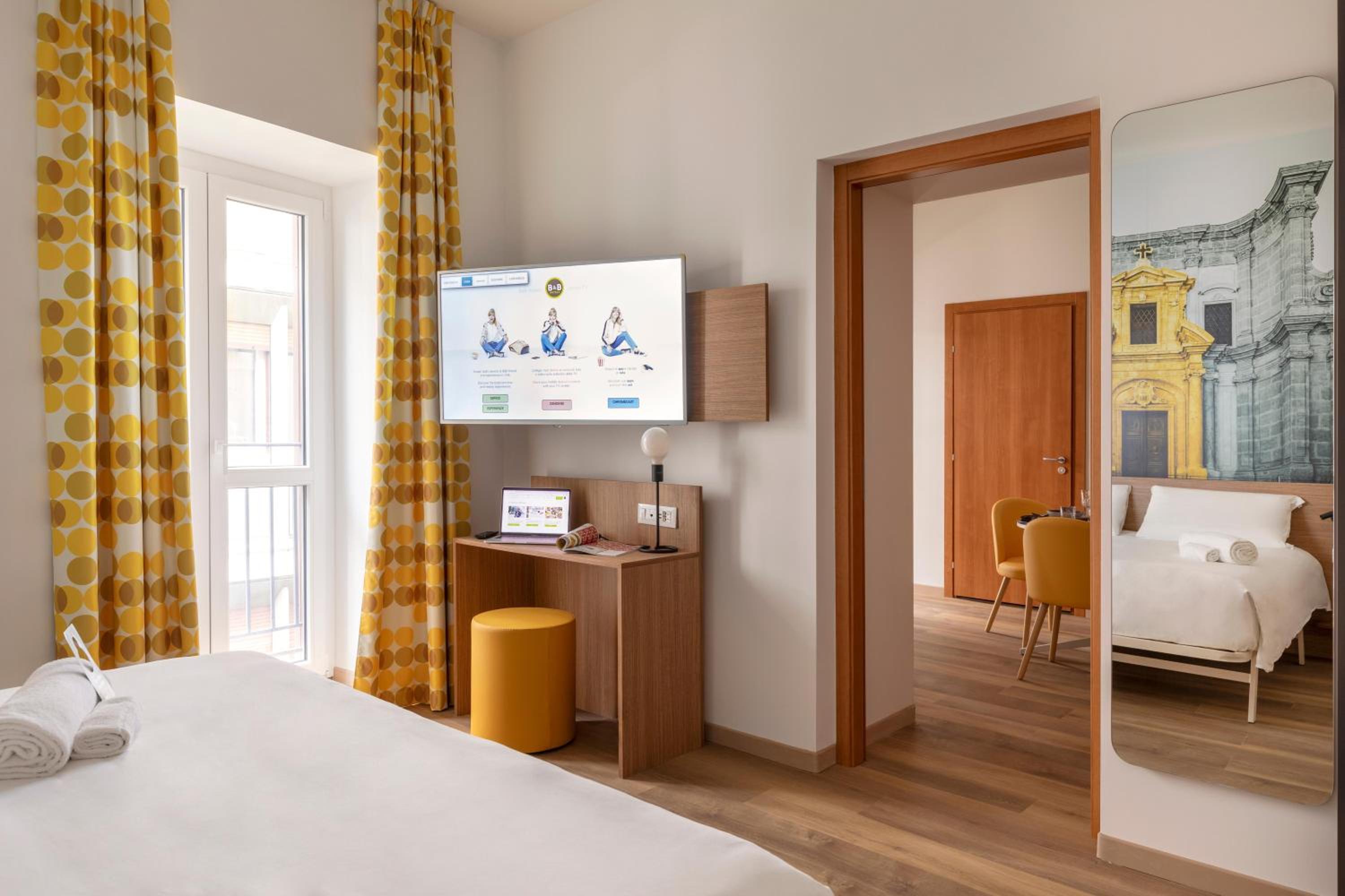 Suite - Photo 1