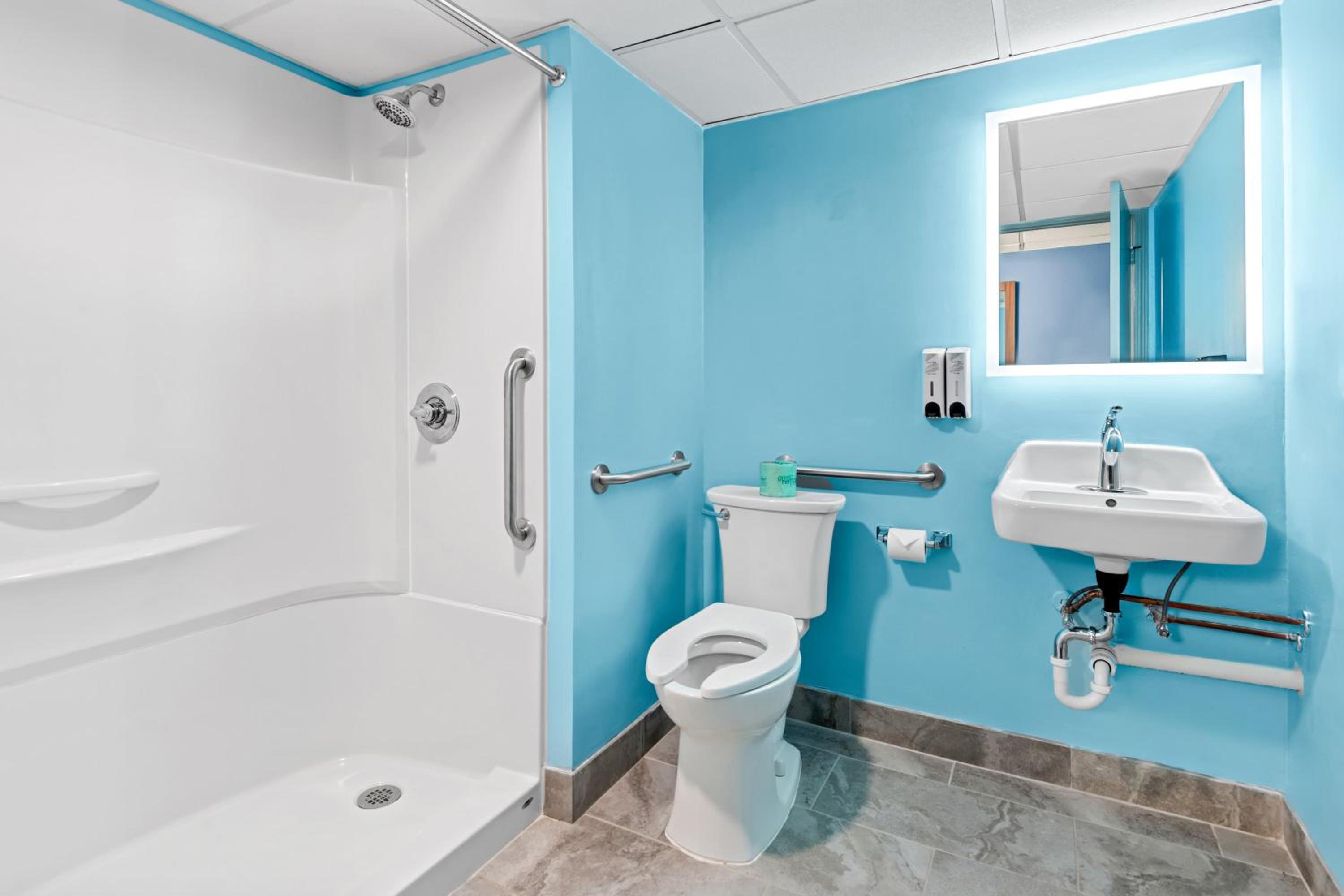 Studio King Room Disability Access Roll-In Shower Non-Smoking - Photo 2