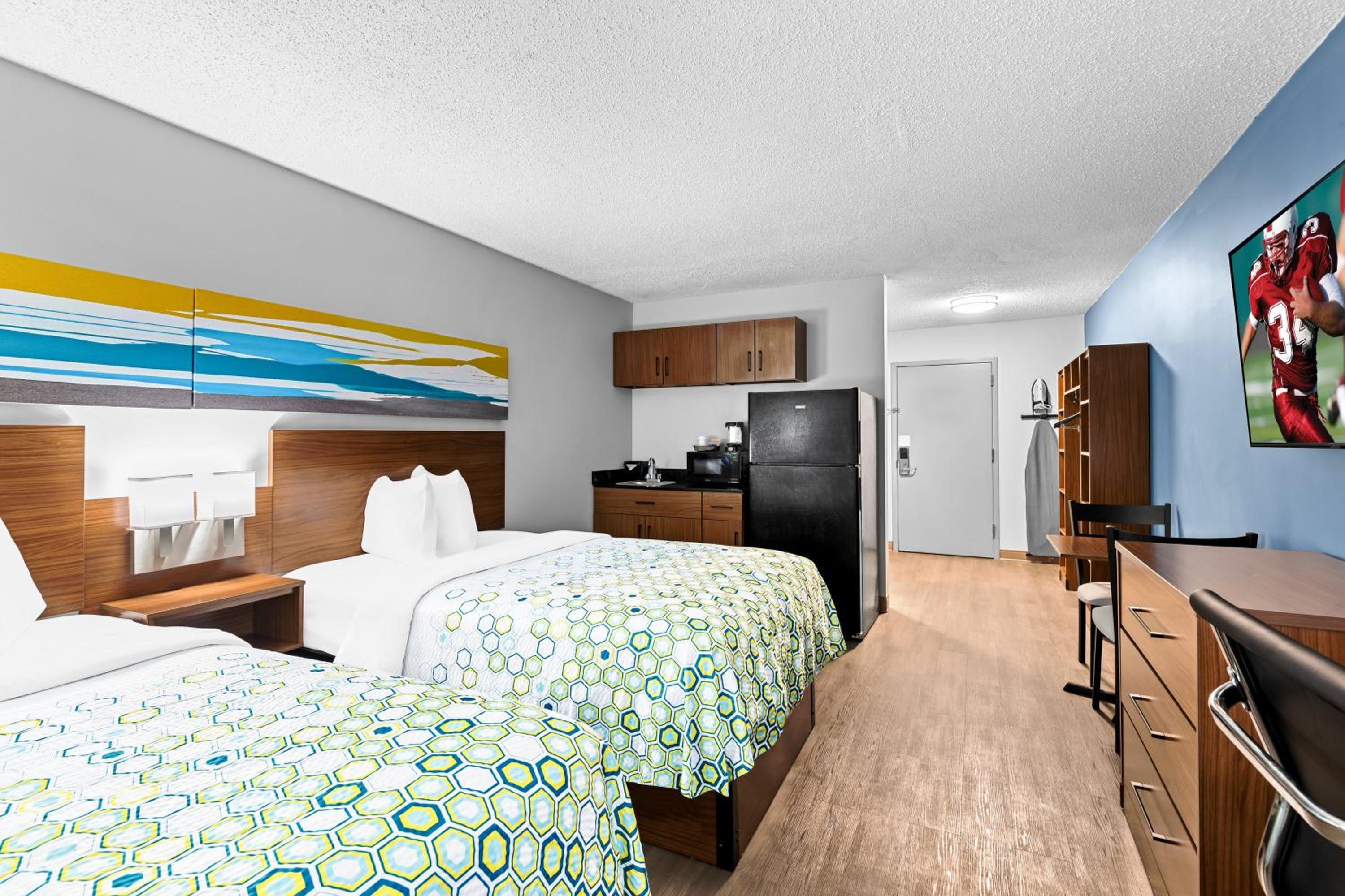 Studio Room with Two Double Beds with Desk Non-Smoking - Photo 4